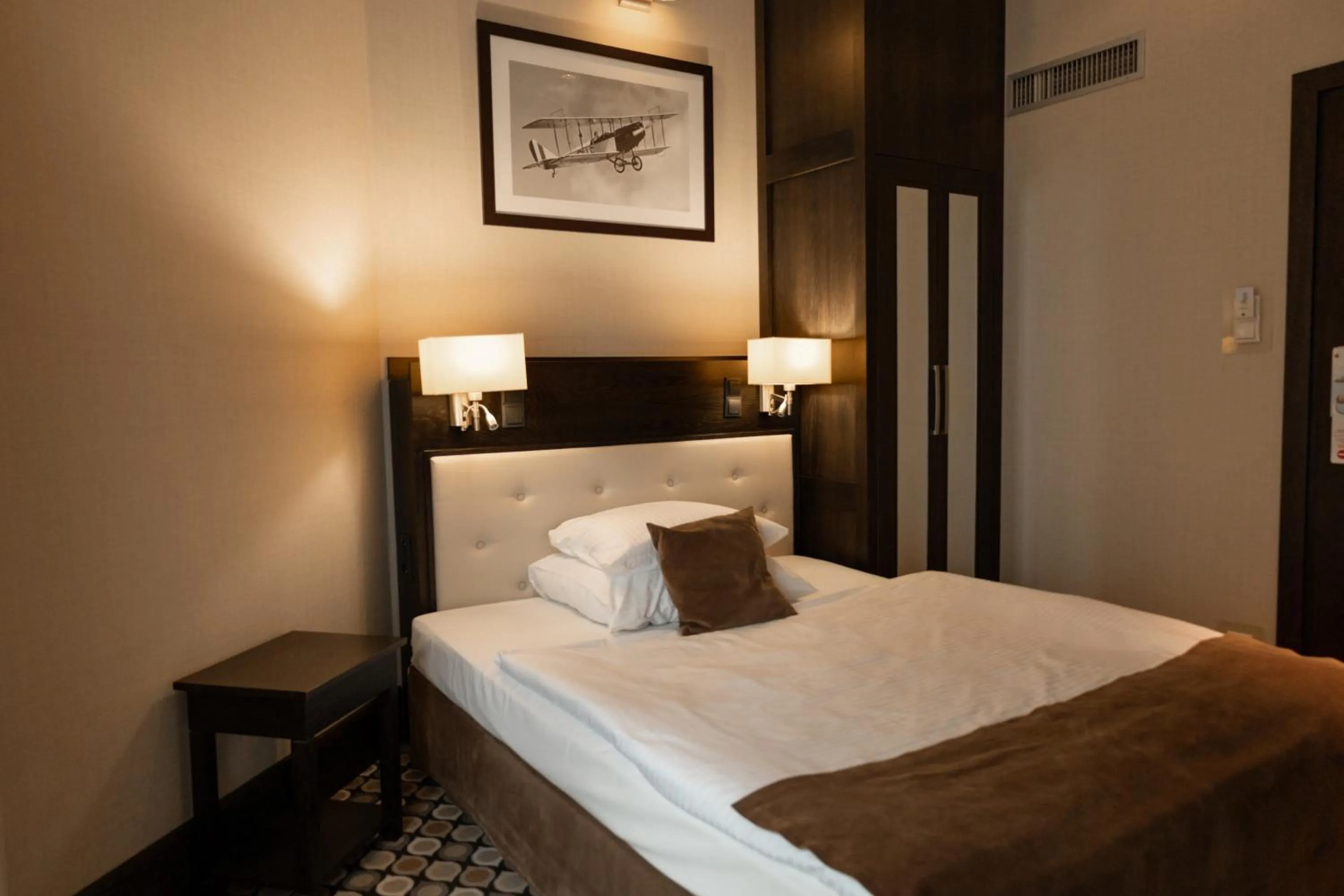 Bed in Red Baron Hotel & Restaurant