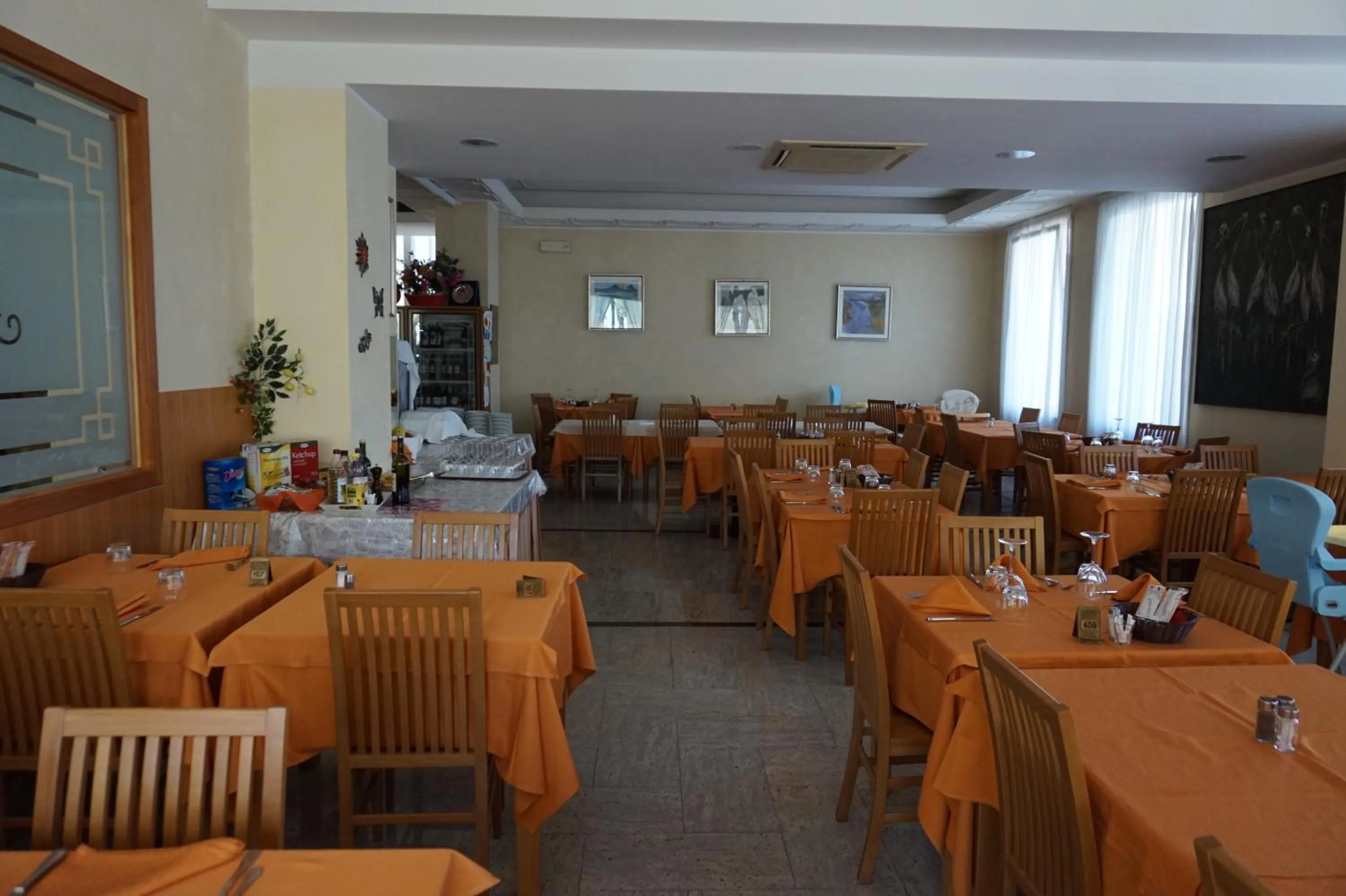 Restaurant/places to eat in Hotel Flora