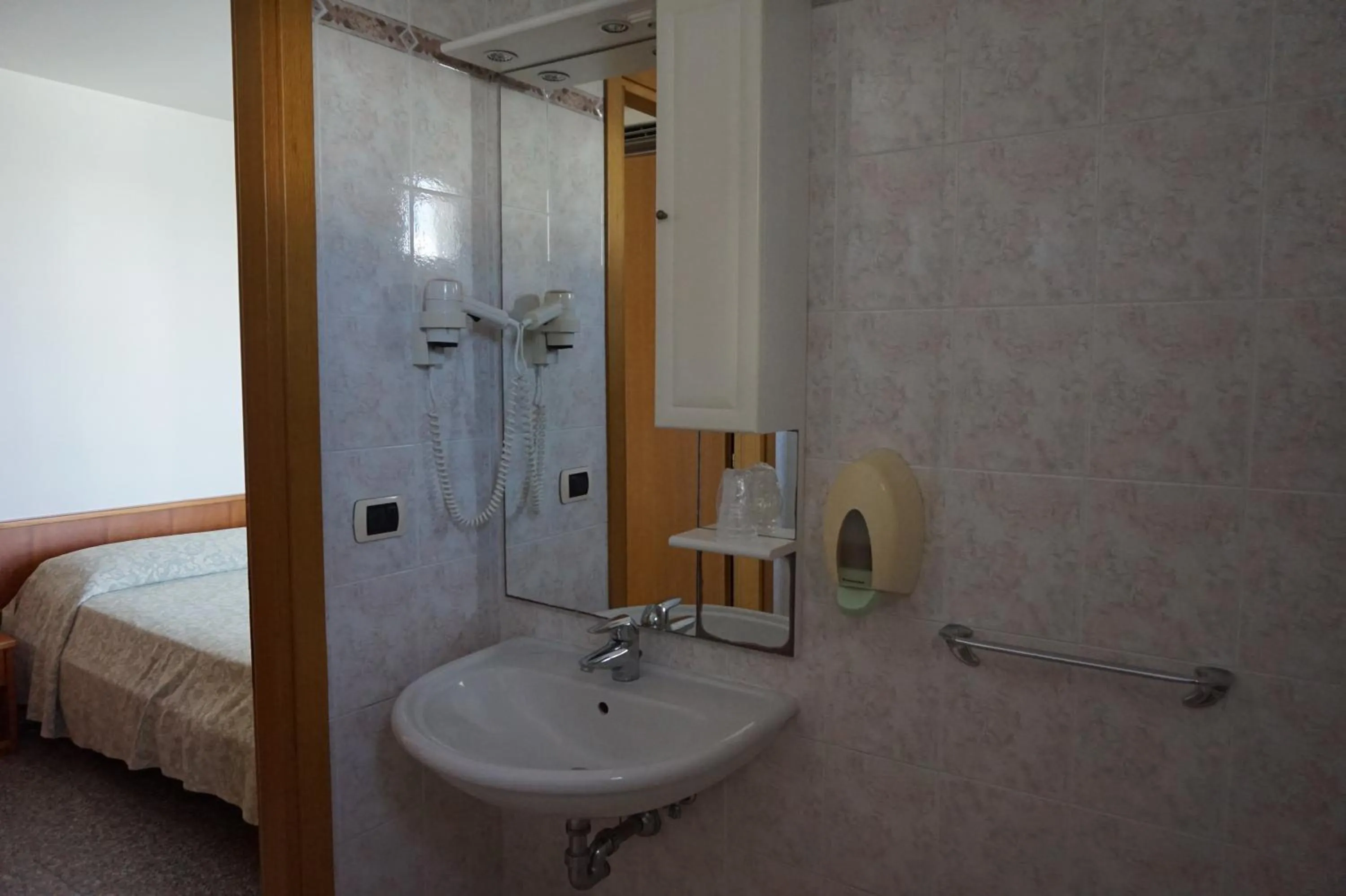 Bathroom, Bed in Hotel Flora