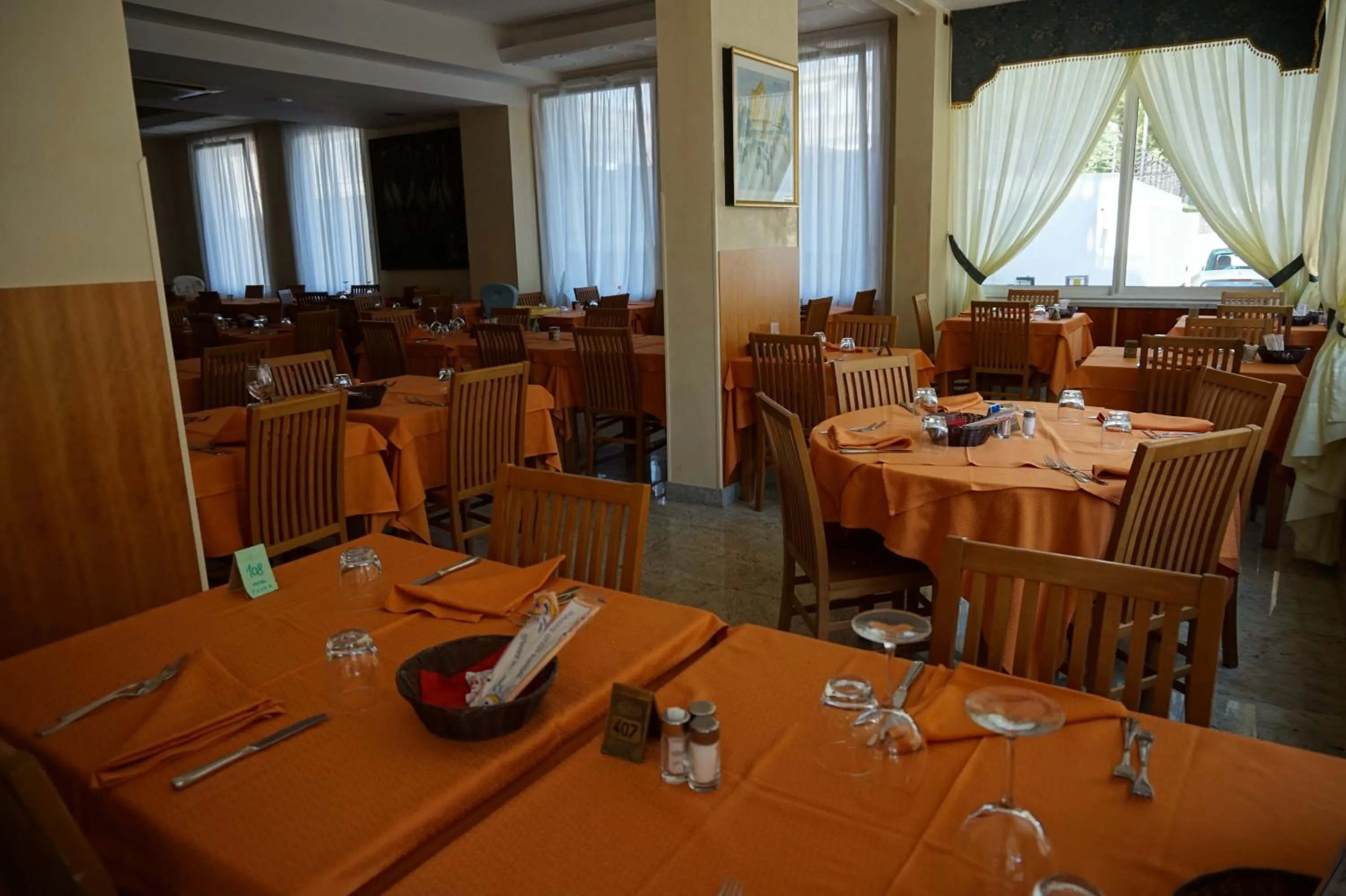 Restaurant/places to eat in Hotel Flora