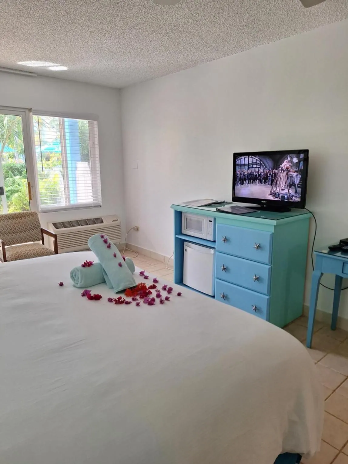 Property building, Bed in Sibonne Beach Hotel