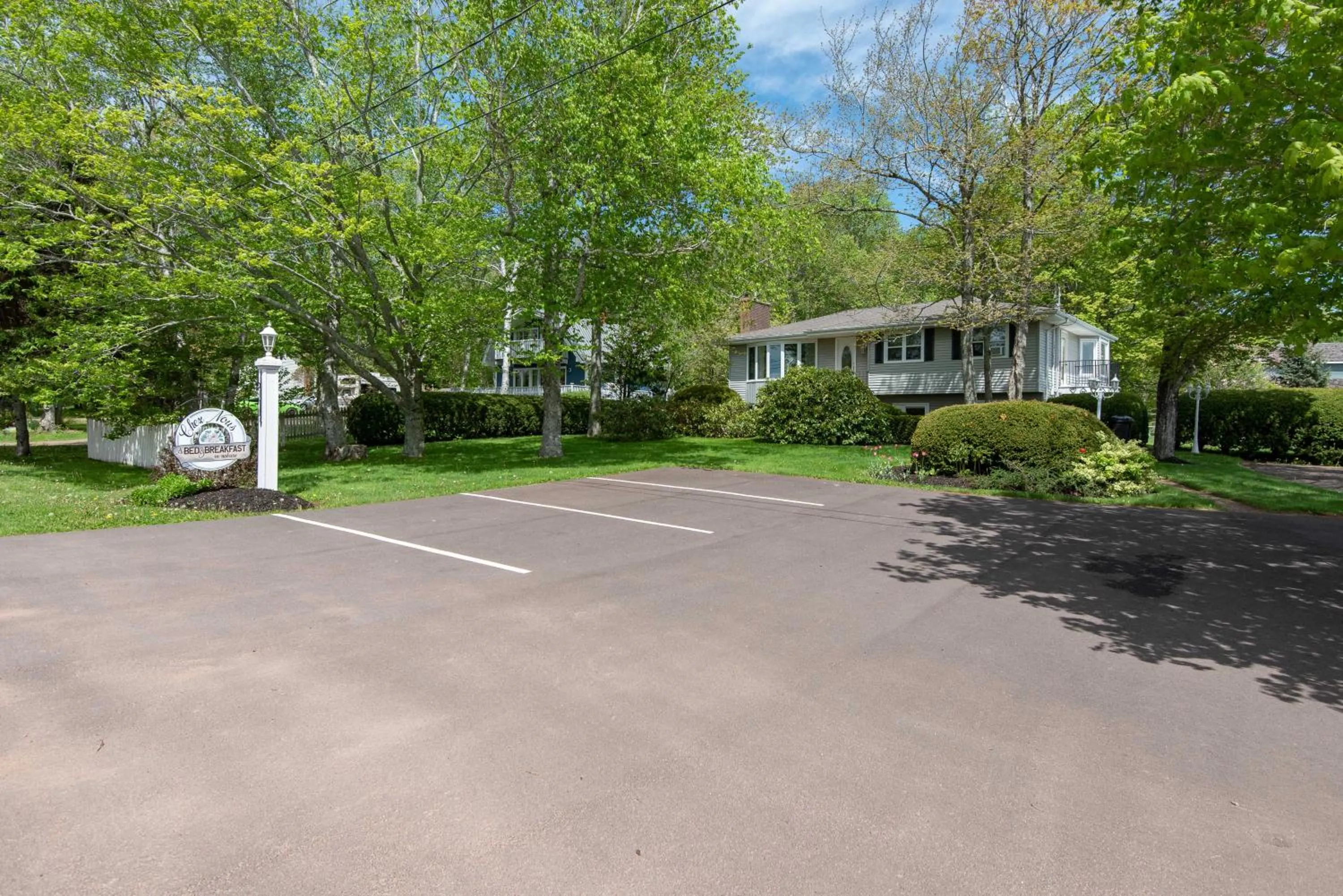 Parking in Chez Nous