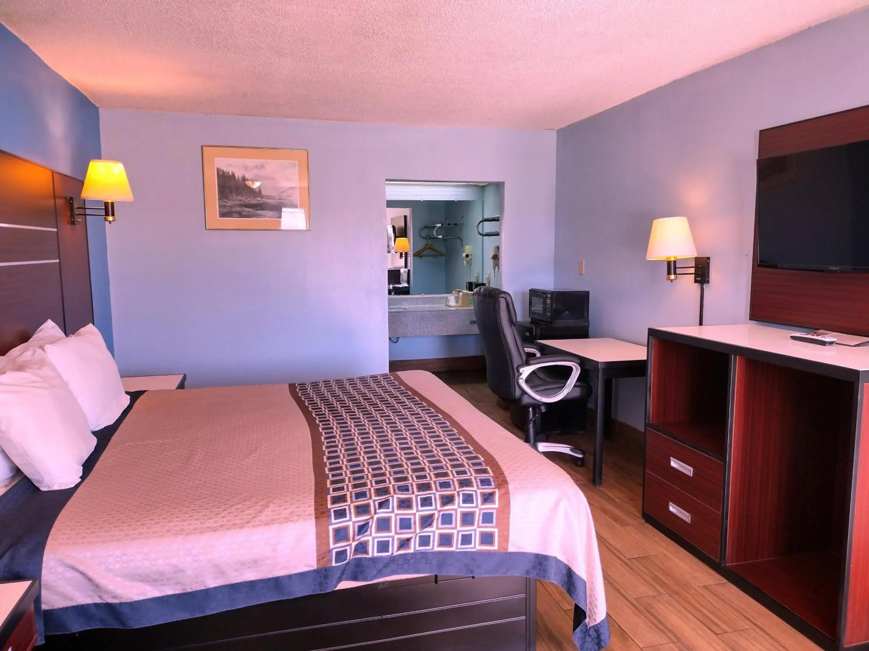 Bed in Rodeway Inn Bed in Rodeway Inn