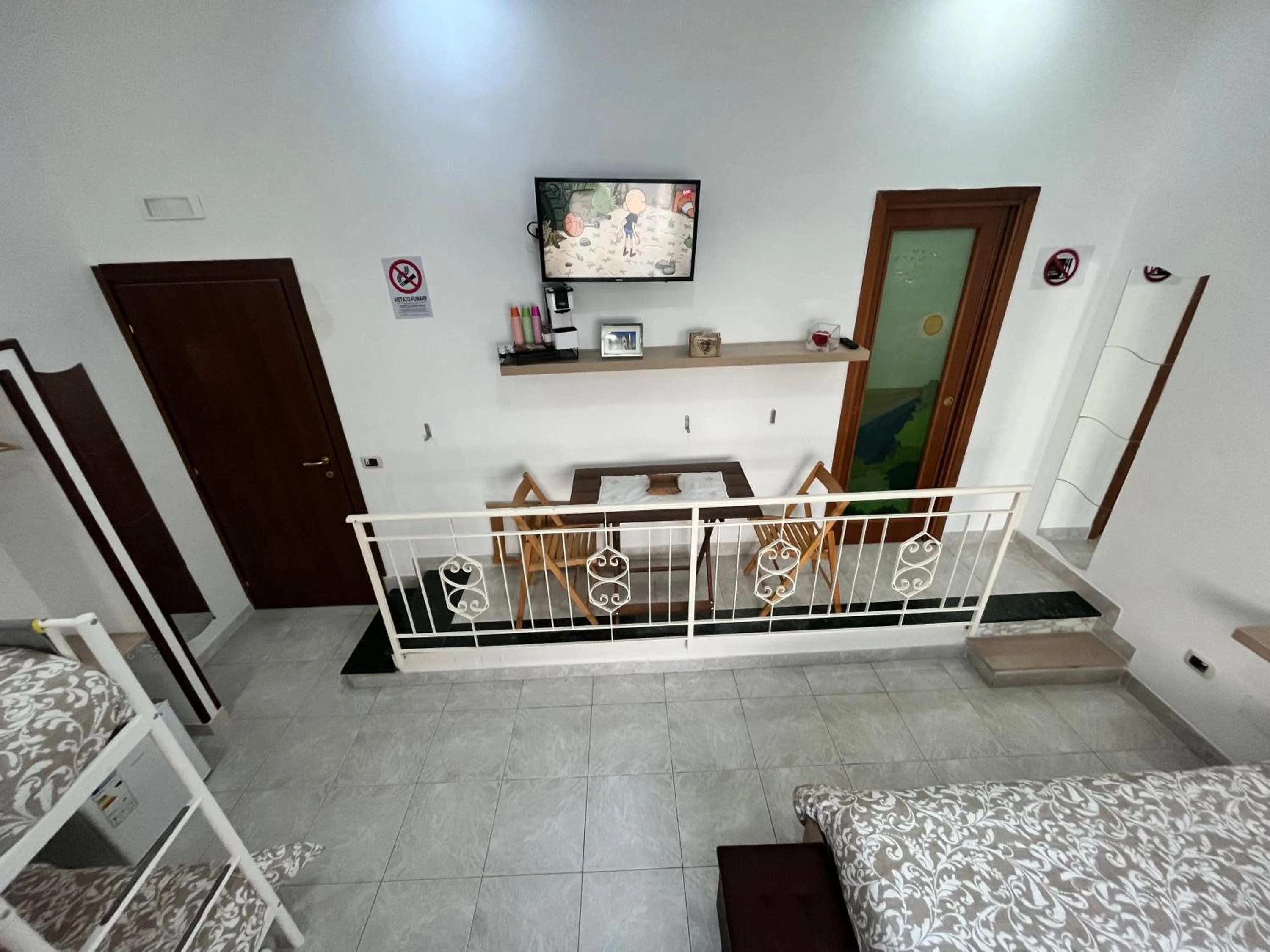 Photo of the whole room, Bed in Regy