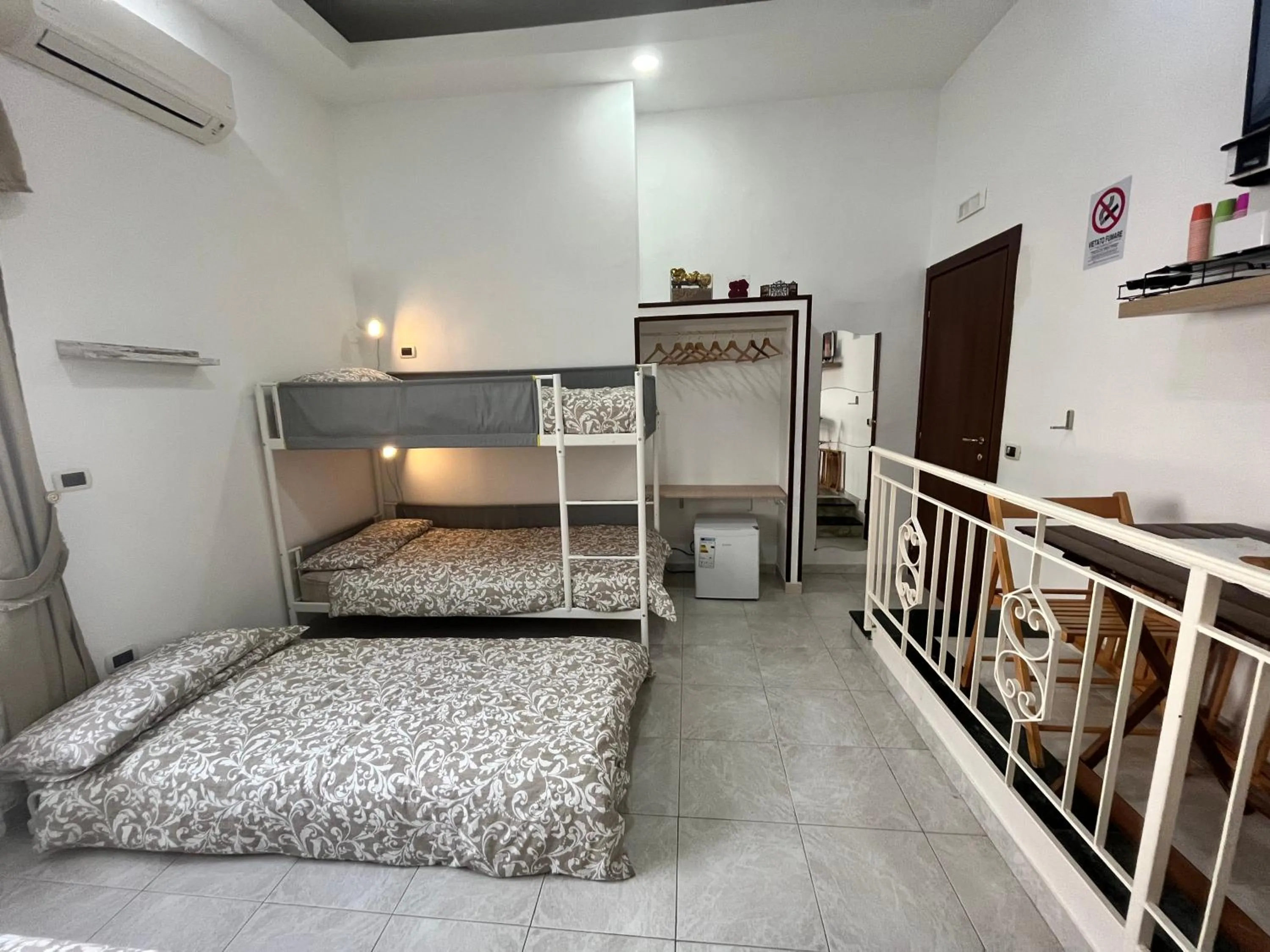 Photo of the whole room, Bed in Regy