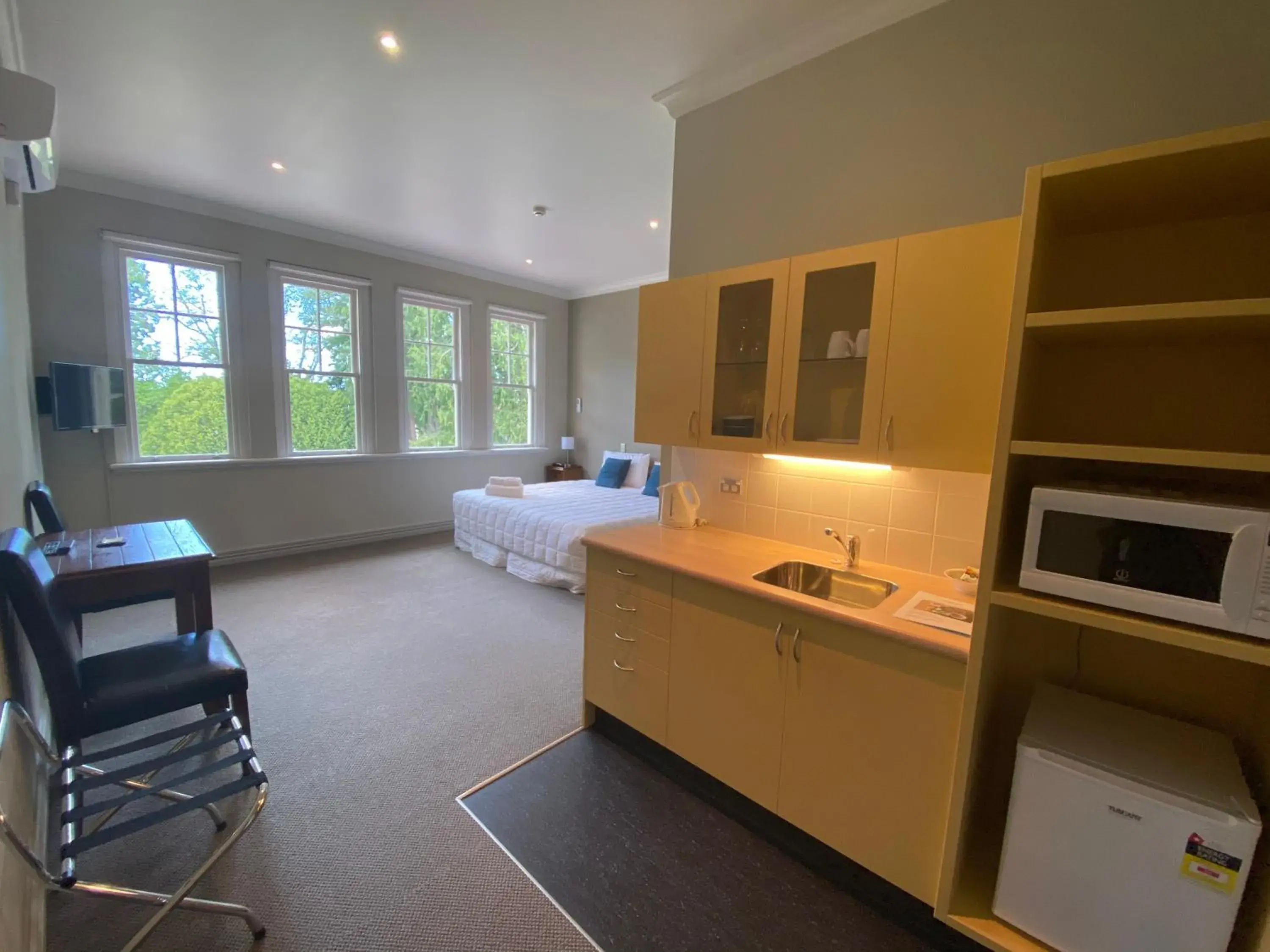 Deluxe King Studio - single occupancy in Teschemakers Resort Deluxe King Studio - single occupancy in Teschemakers Resort