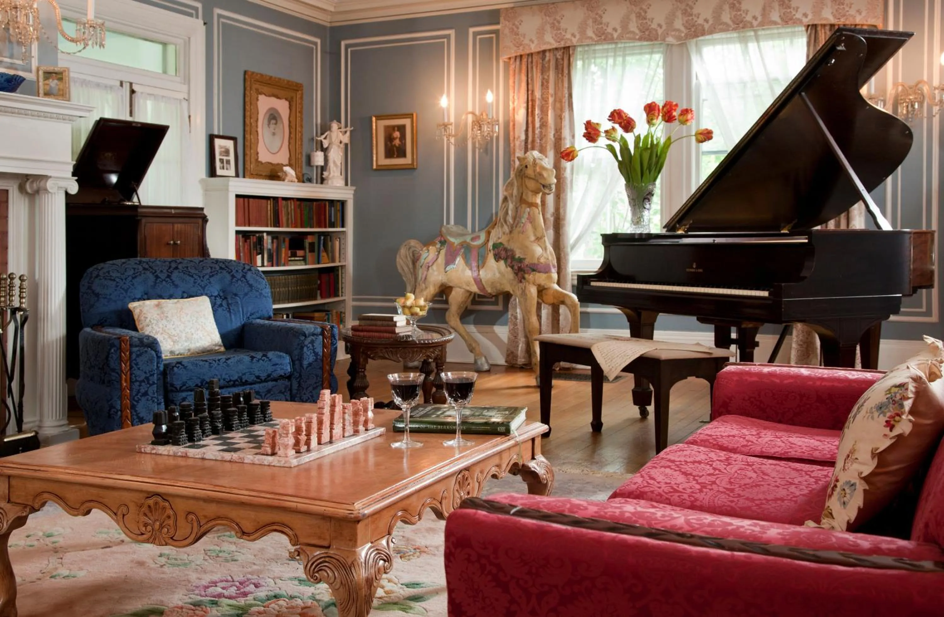 Communal lounge/ TV room in Hampton Terrace Inn