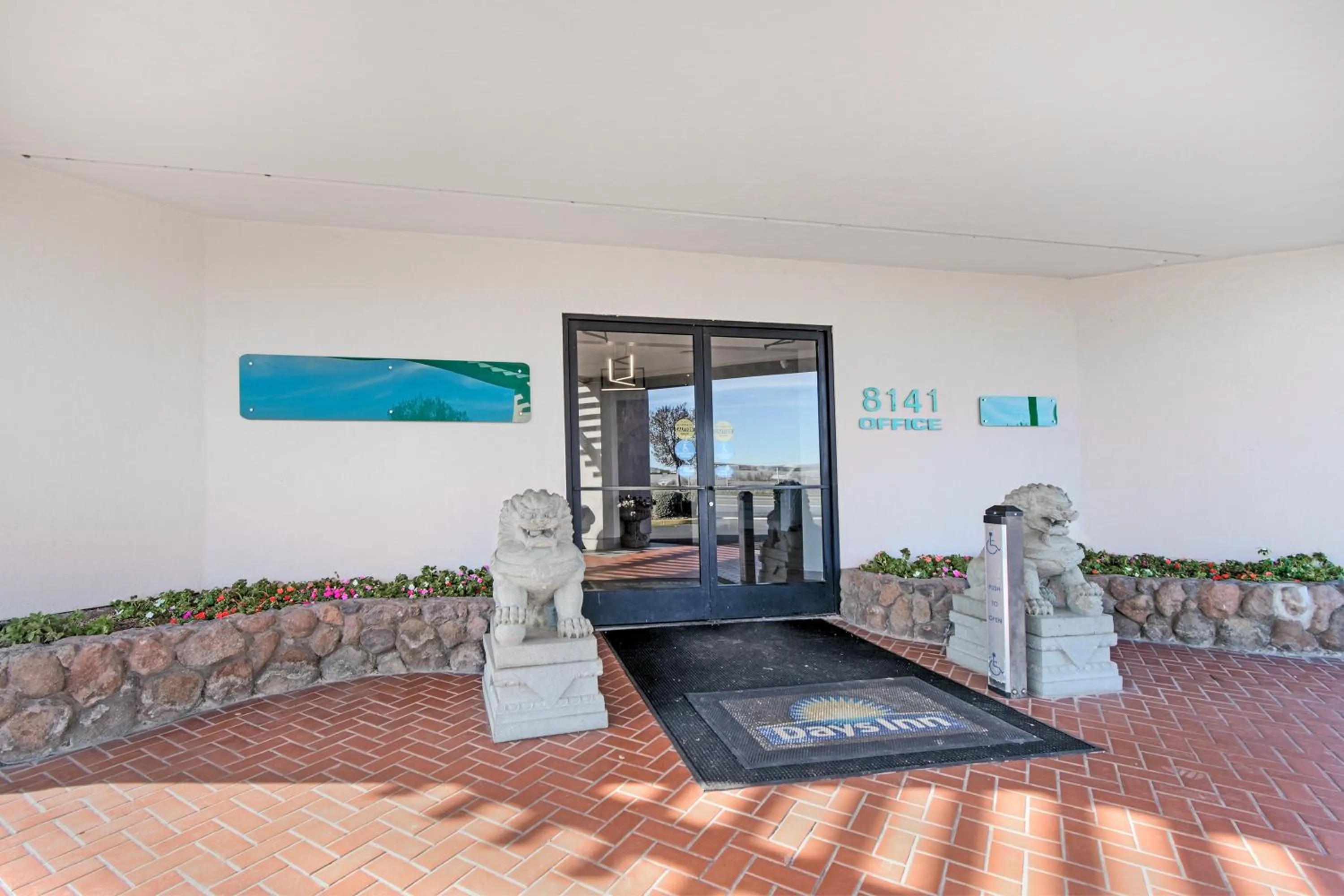 Facade/entrance in Days Inn by Wyndham Novato/San Francisco