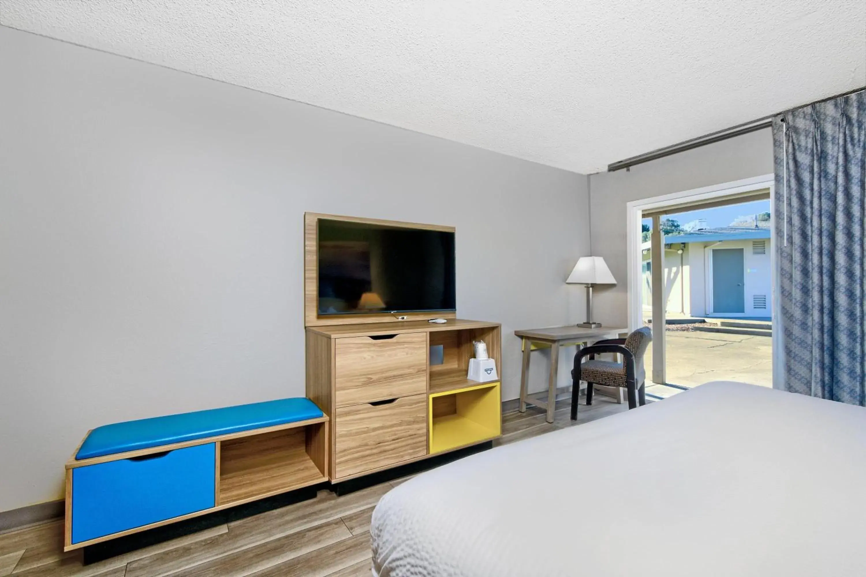 Photo of the whole room, Bed in Days Inn by Wyndham Novato/San Francisco Photo of the whole room, Bed in Days Inn by Wyndham Novato/San Francisco