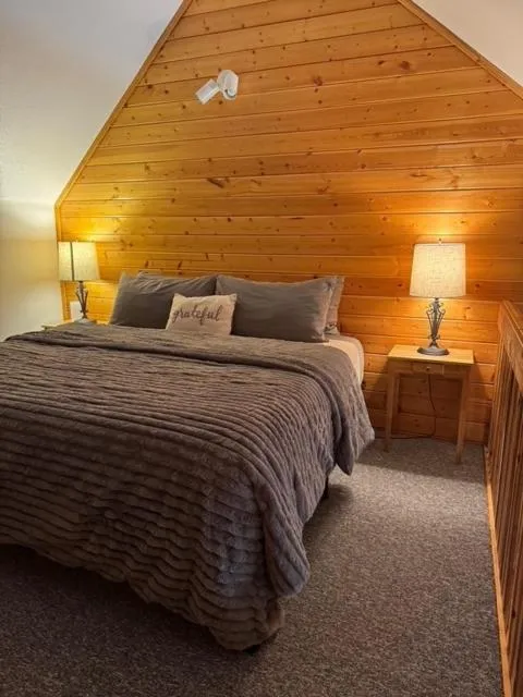 Bedroom, Bed in Susitna River Lodging, Suites