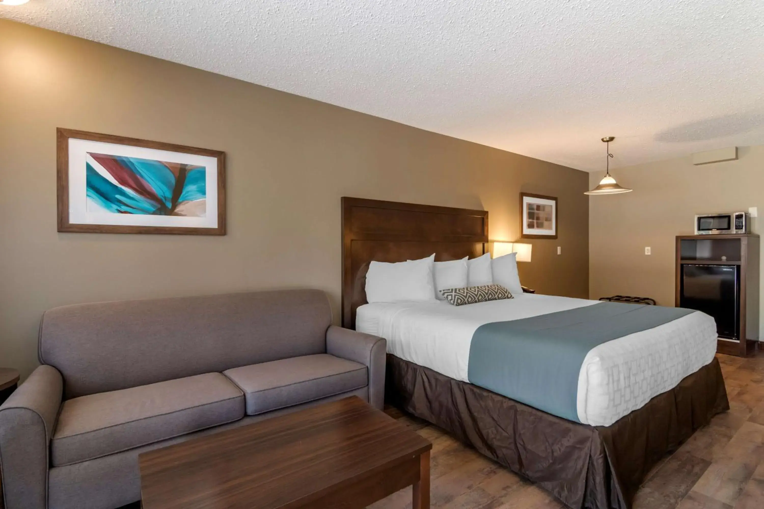 Bedroom, Bed in SureStay Plus Hotel by Best Western Salmon Arm Bedroom, Bed in SureStay Plus Hotel by Best Western Salmon Arm