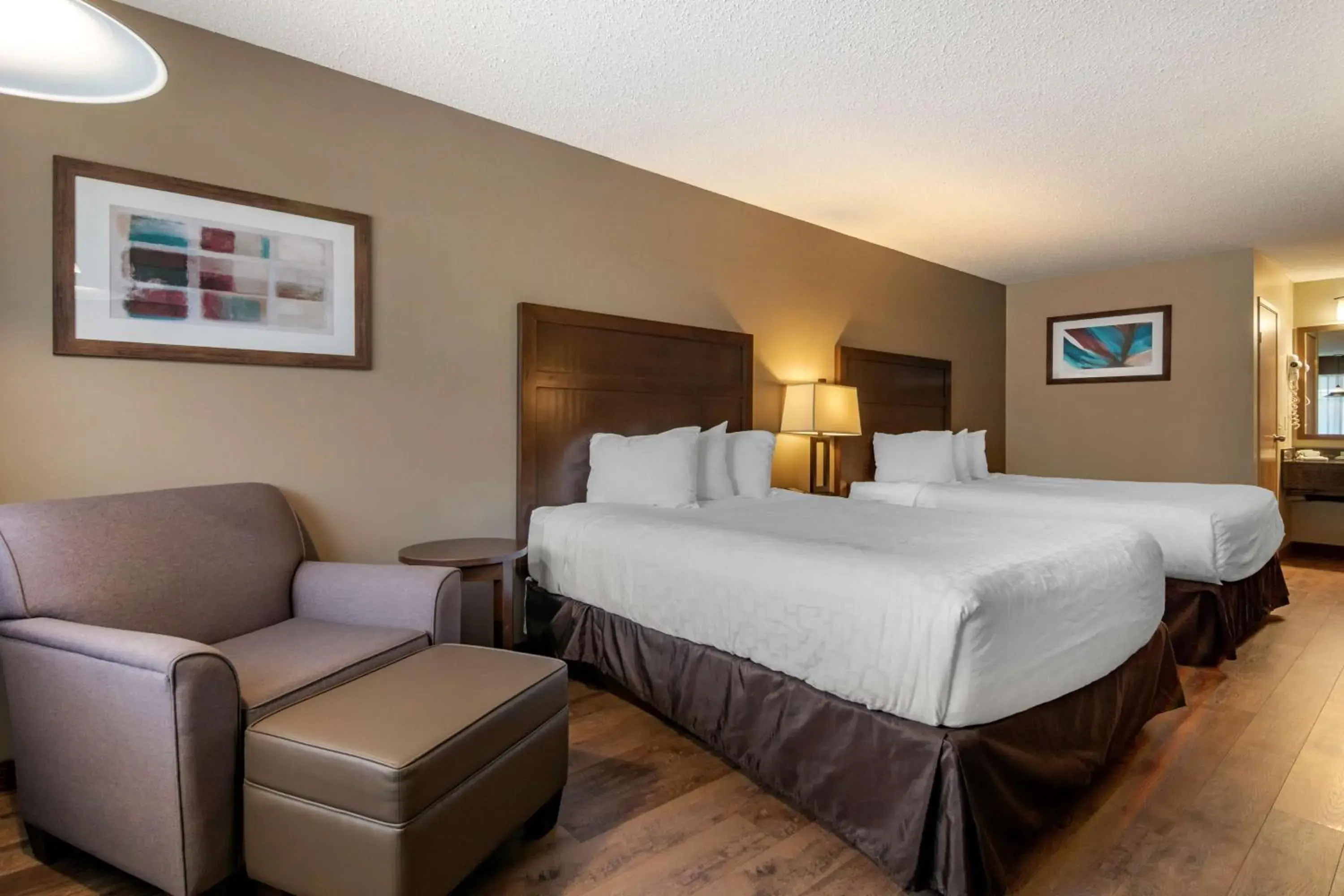 Bedroom, Bed in SureStay Plus Hotel by Best Western Salmon Arm Bedroom, Bed in SureStay Plus Hotel by Best Western Salmon Arm