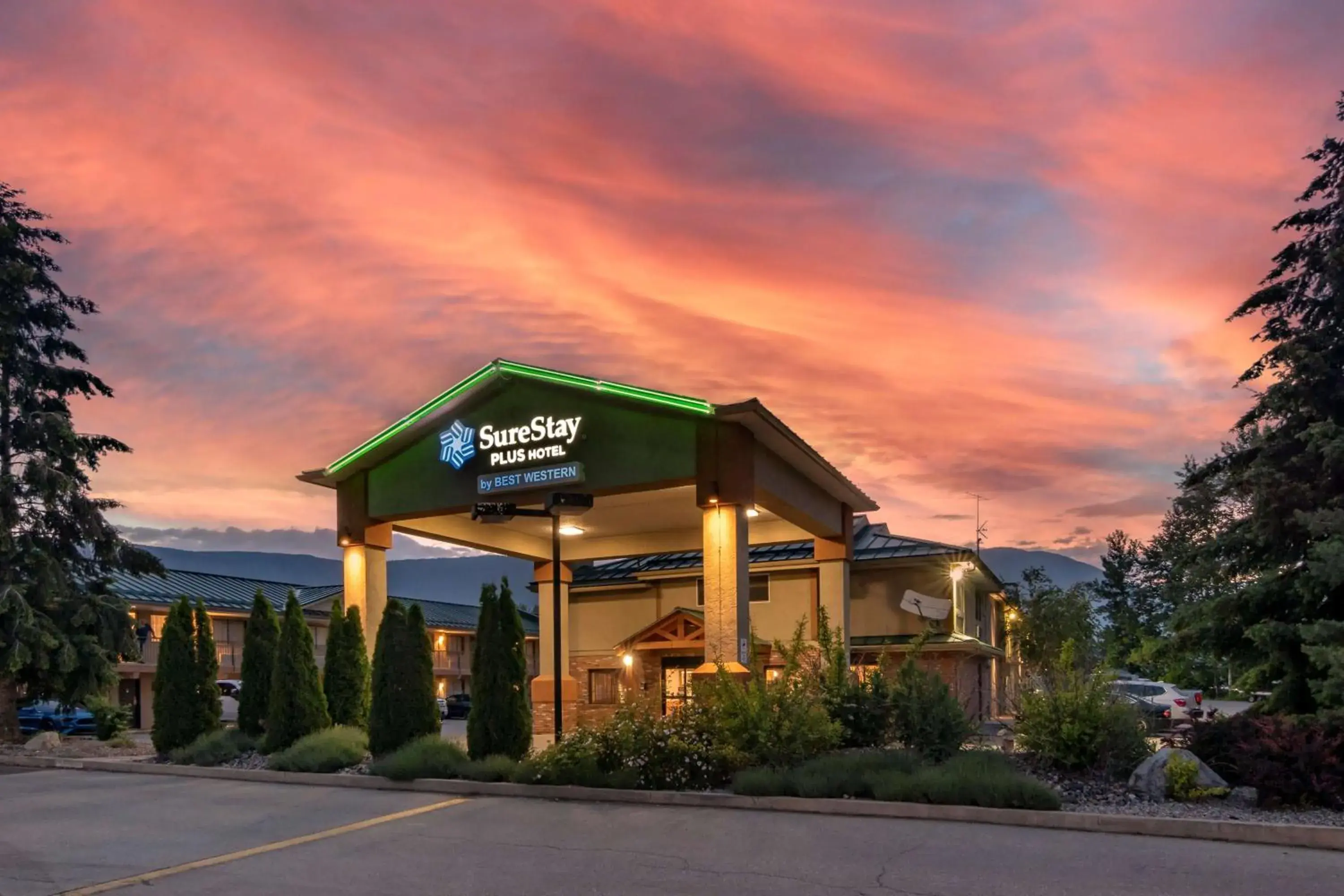 Property building in SureStay Plus Hotel by Best Western Salmon Arm Property building in SureStay Plus Hotel by Best Western Salmon Arm