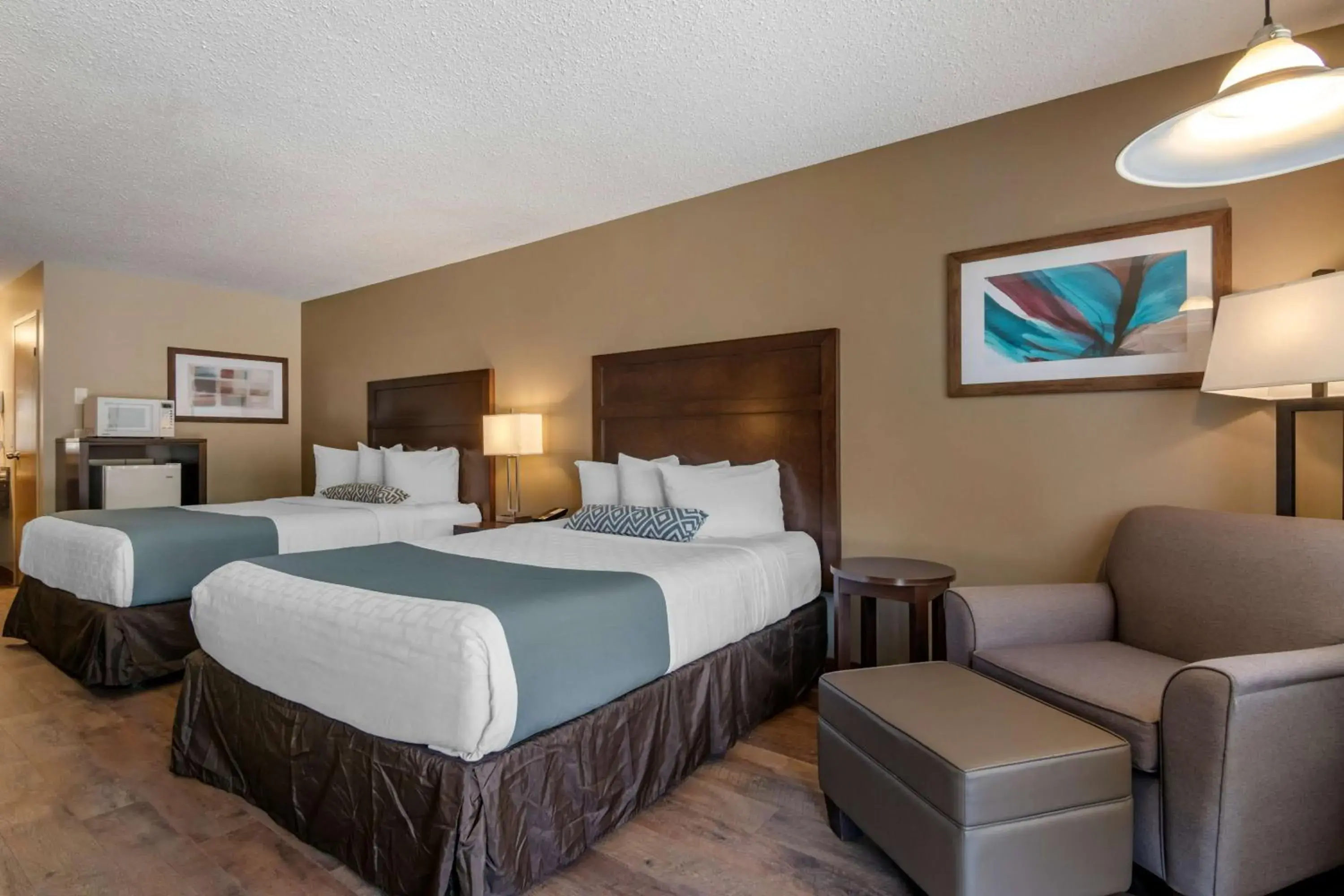 Bedroom, Bed in SureStay Plus Hotel by Best Western Salmon Arm Bedroom, Bed in SureStay Plus Hotel by Best Western Salmon Arm