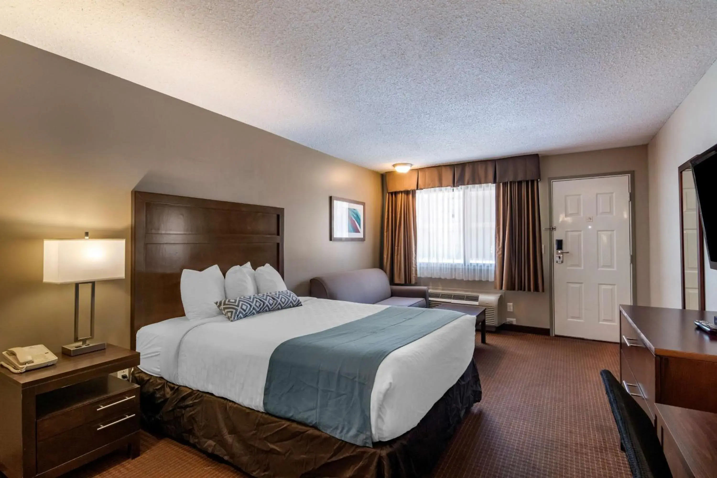 Bedroom, Bed in SureStay Plus Hotel by Best Western Salmon Arm Bedroom, Bed in SureStay Plus Hotel by Best Western Salmon Arm