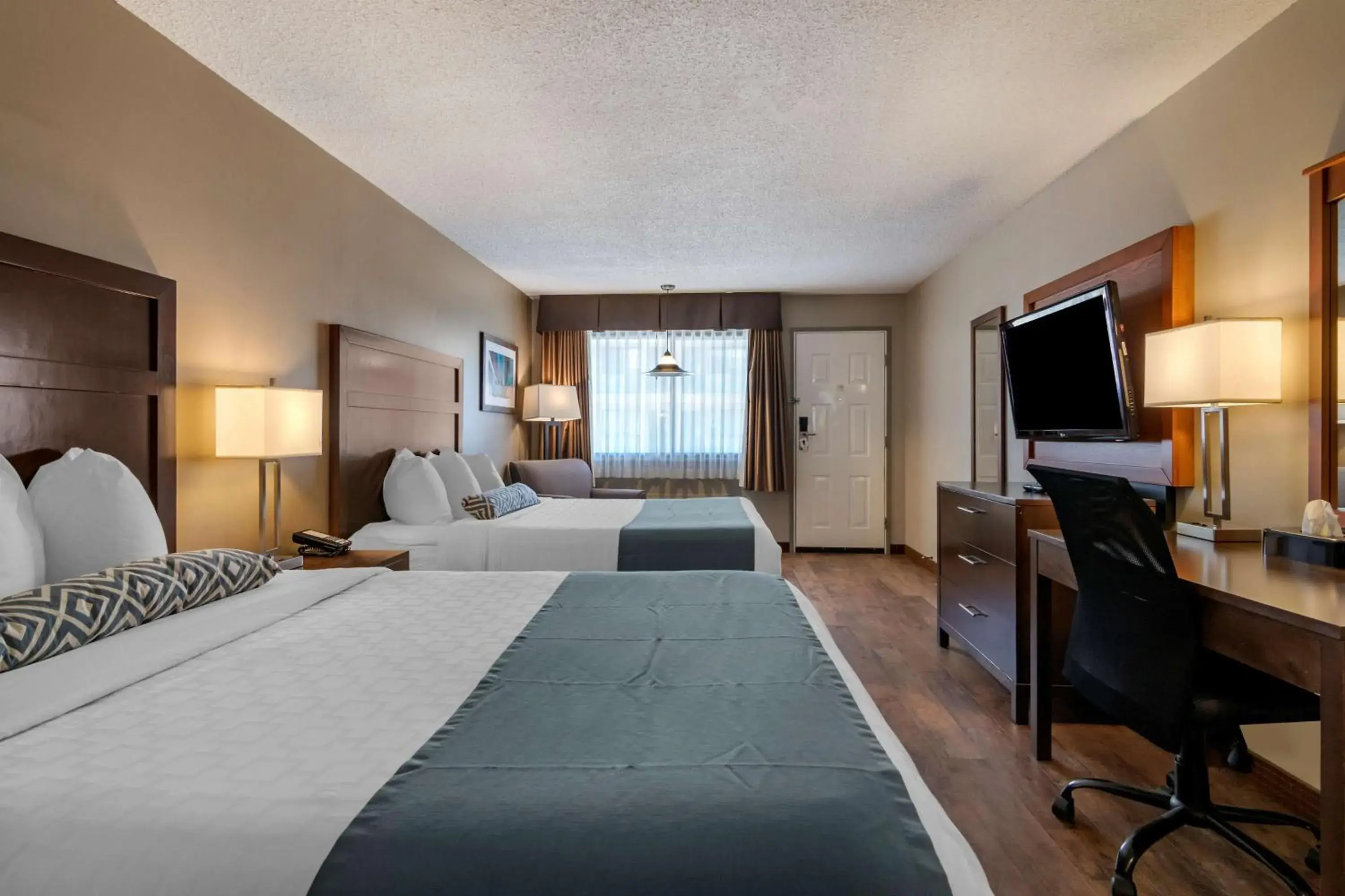 Bedroom, Bed in SureStay Plus Hotel by Best Western Salmon Arm Bedroom, Bed in SureStay Plus Hotel by Best Western Salmon Arm