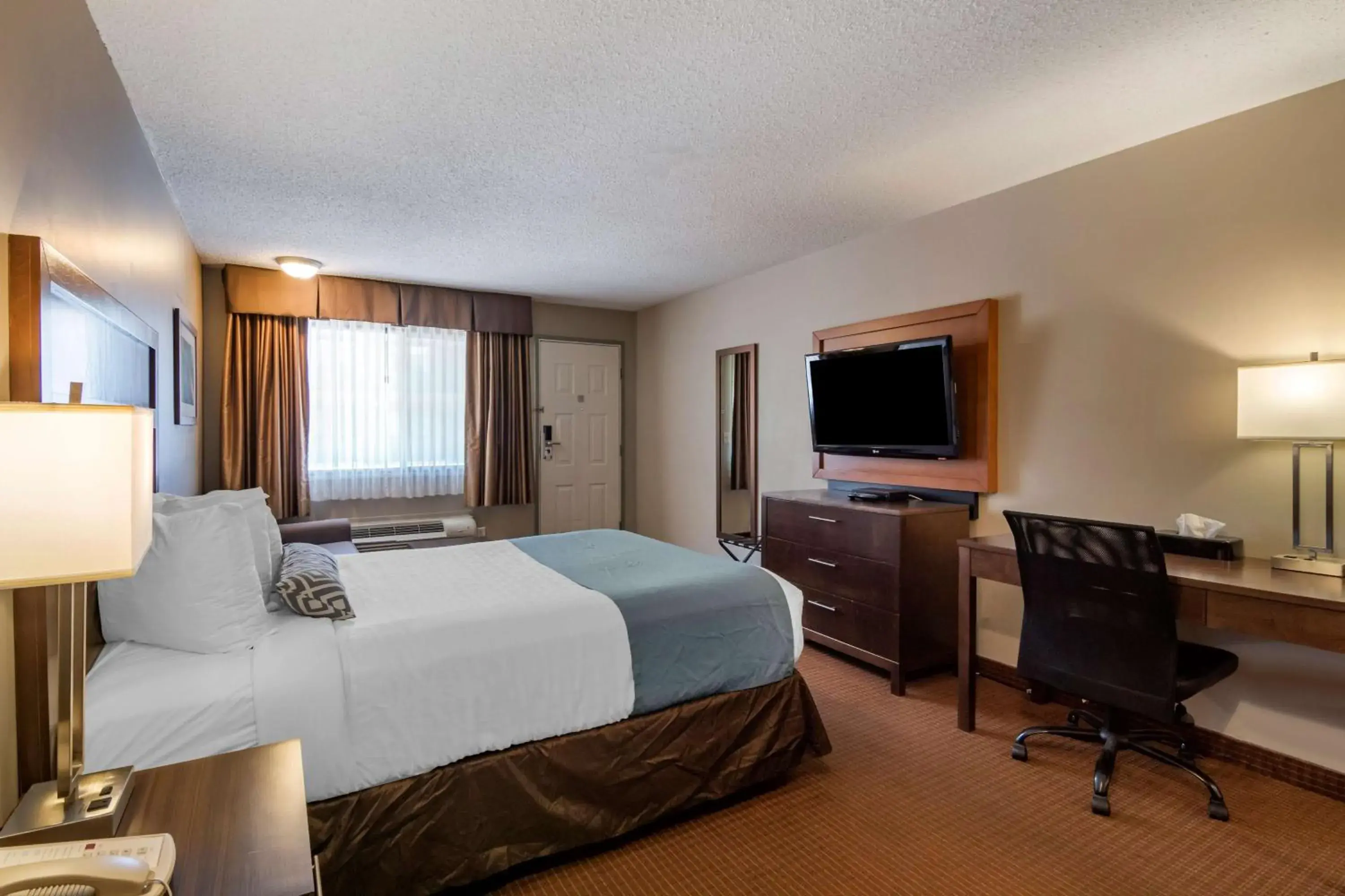 Bedroom, Bed in SureStay Plus Hotel by Best Western Salmon Arm Bedroom, Bed in SureStay Plus Hotel by Best Western Salmon Arm