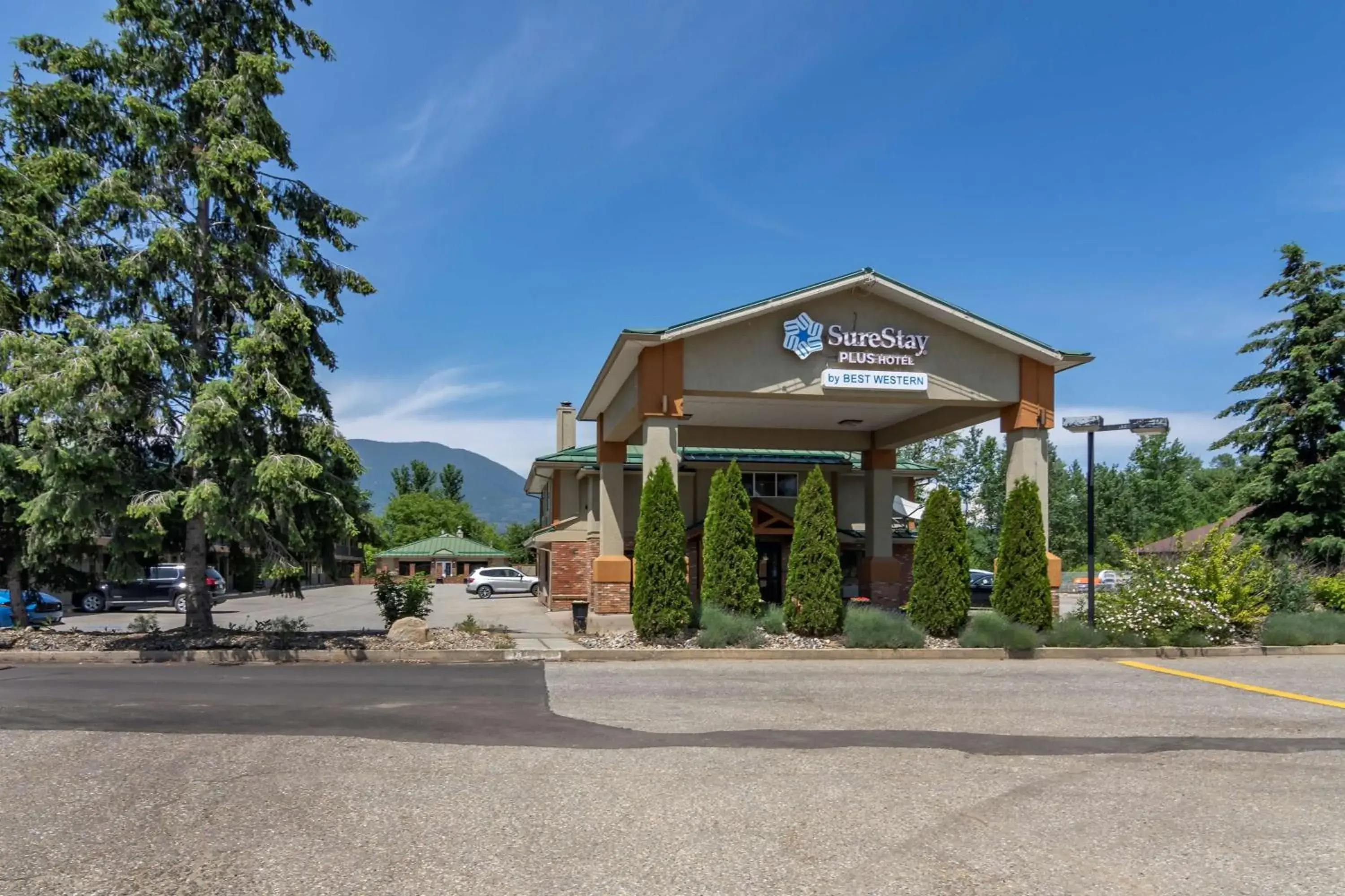 Property building in SureStay Plus Hotel by Best Western Salmon Arm Property building in SureStay Plus Hotel by Best Western Salmon Arm