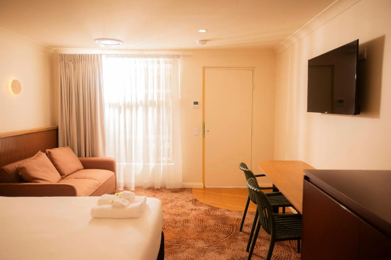 Bed in The Alluna Motel, an Ascend Collection Hotel