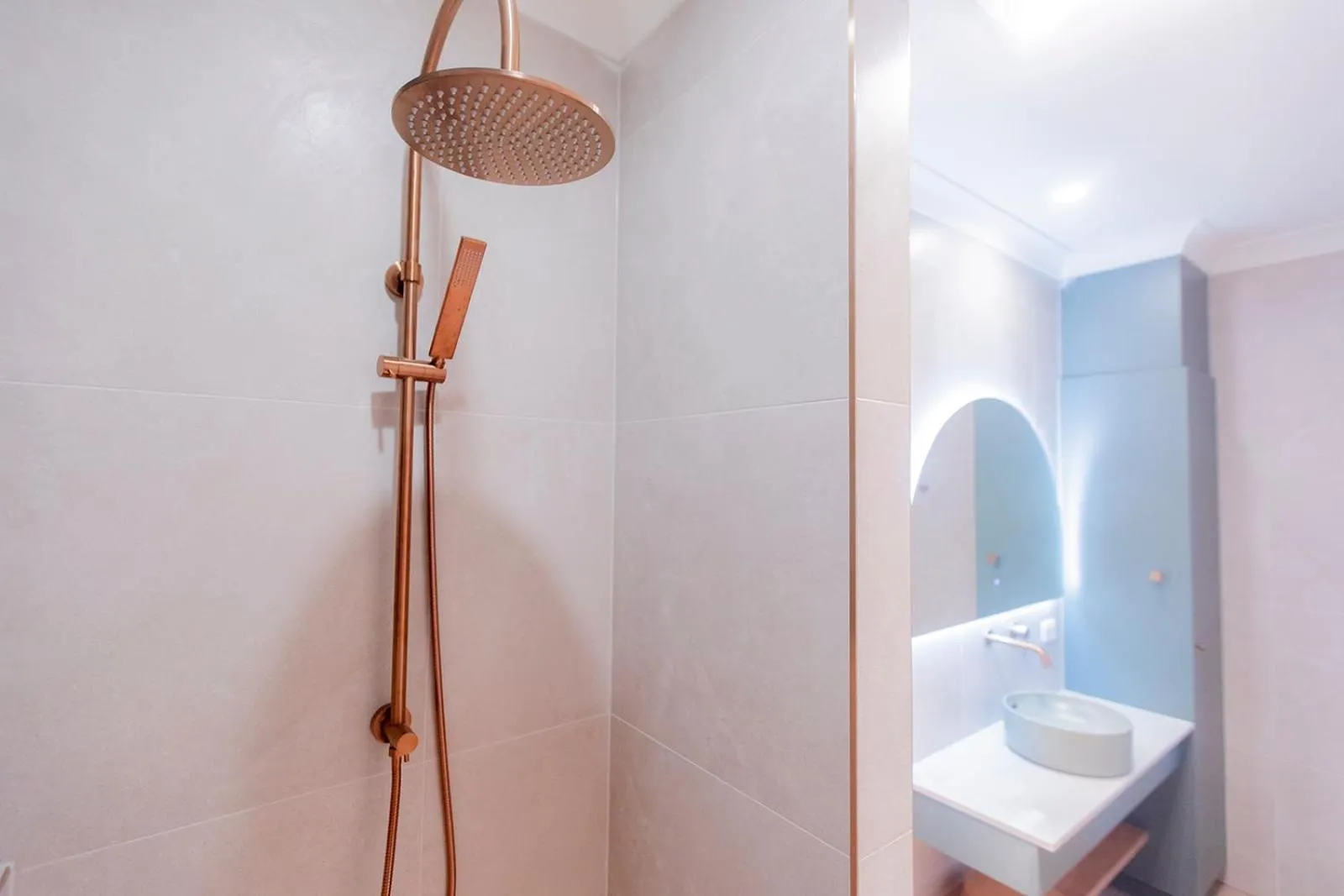 Shower in The Alluna Motel, an Ascend Collection Hotel