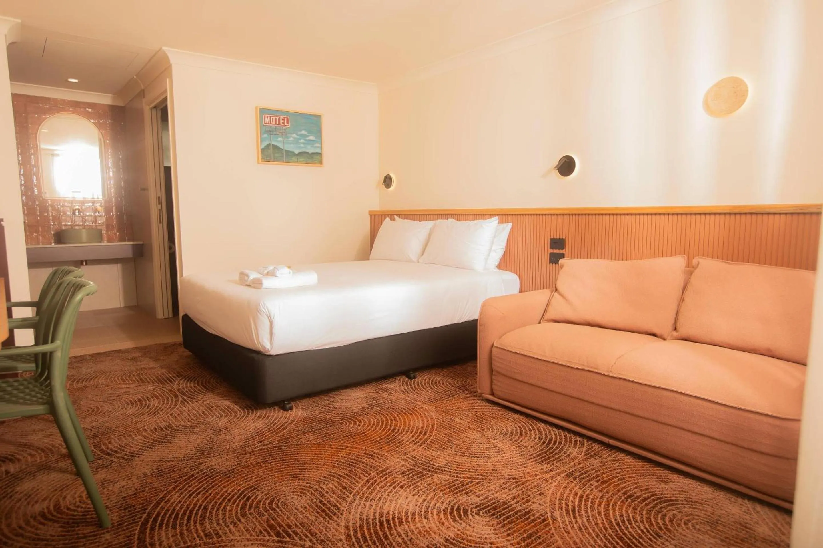 Bedroom, Bed in The Alluna Motel, an Ascend Collection Hotel