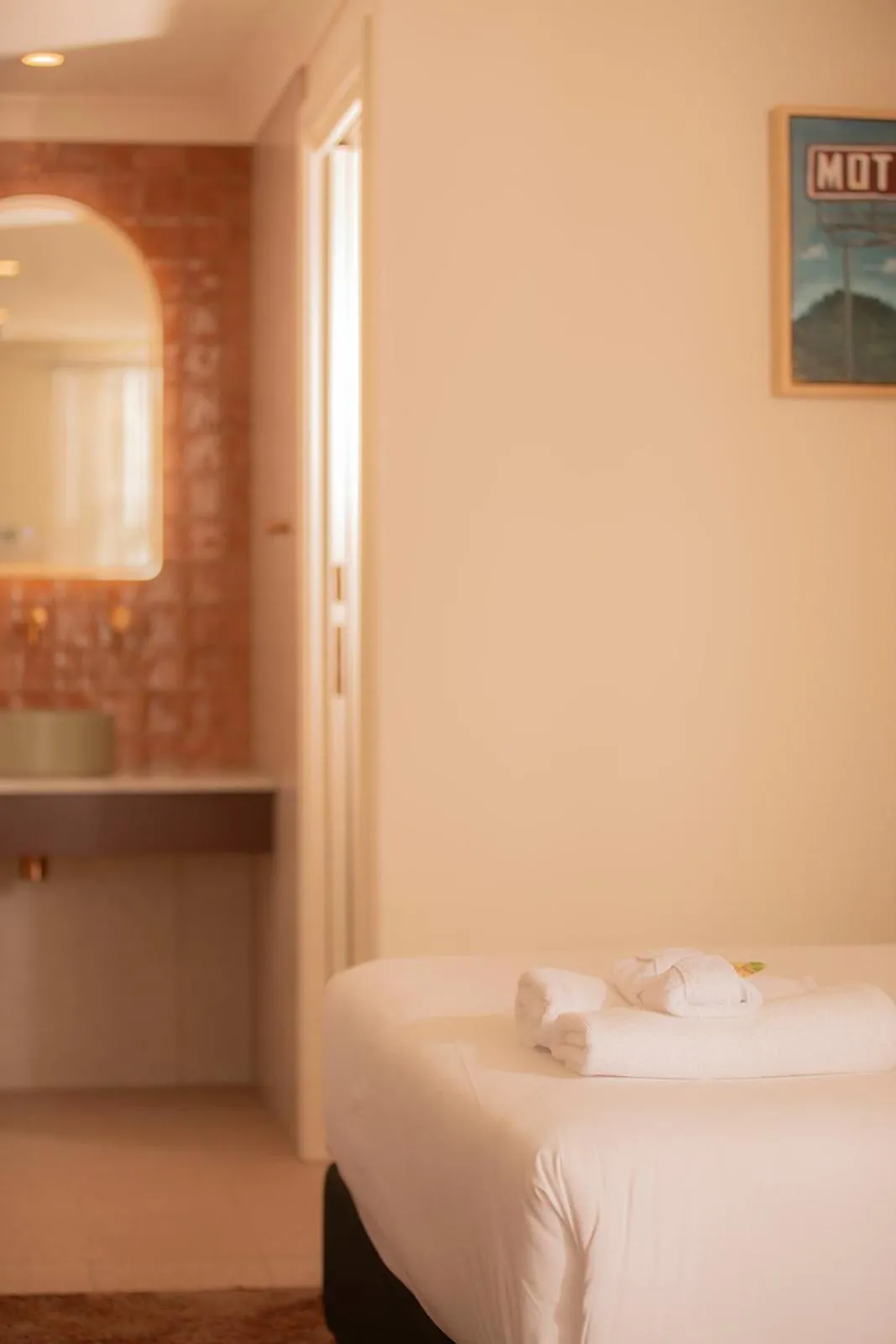 Bed in The Alluna Motel, an Ascend Collection Hotel