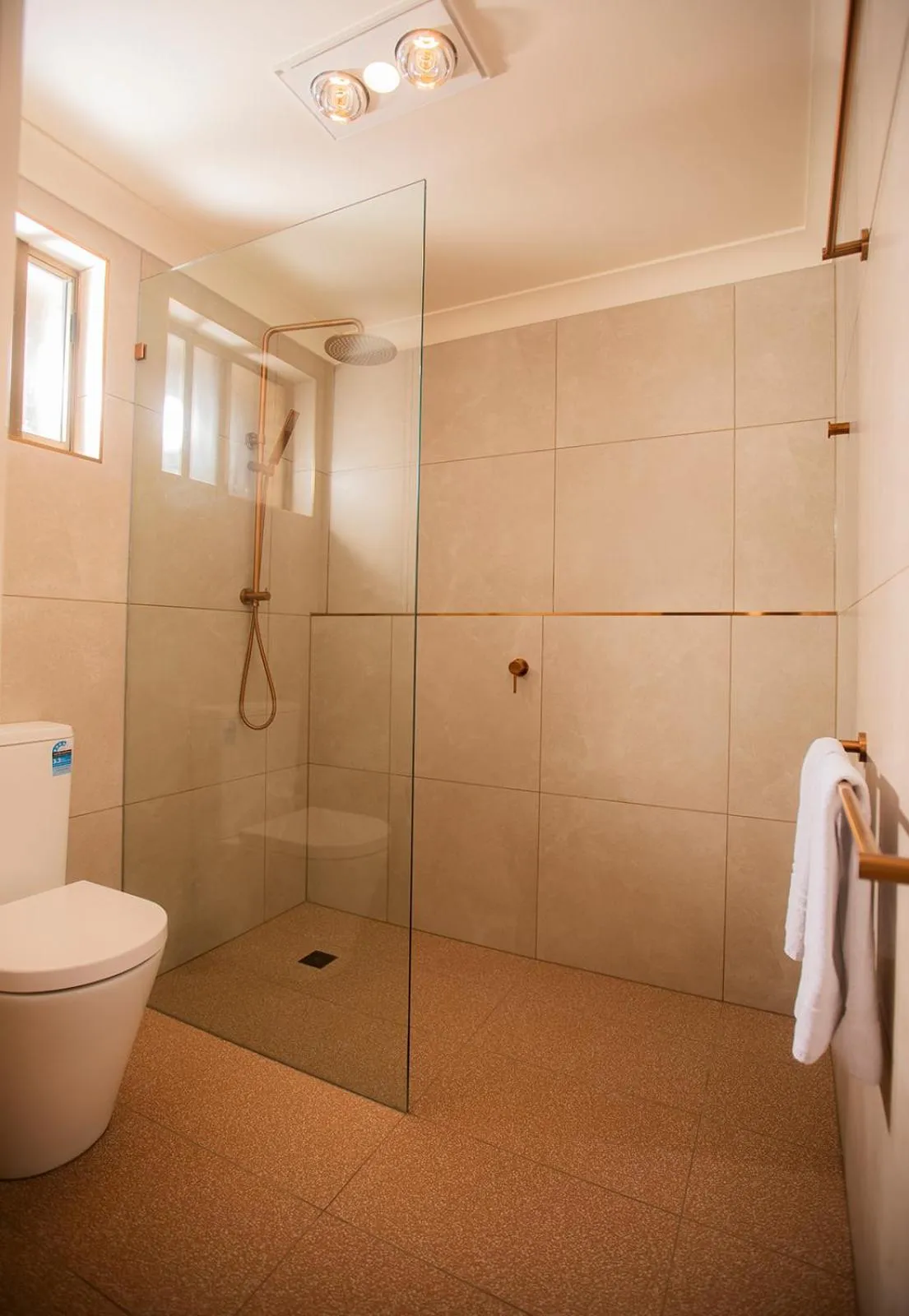 Shower in The Alluna Motel, an Ascend Collection Hotel