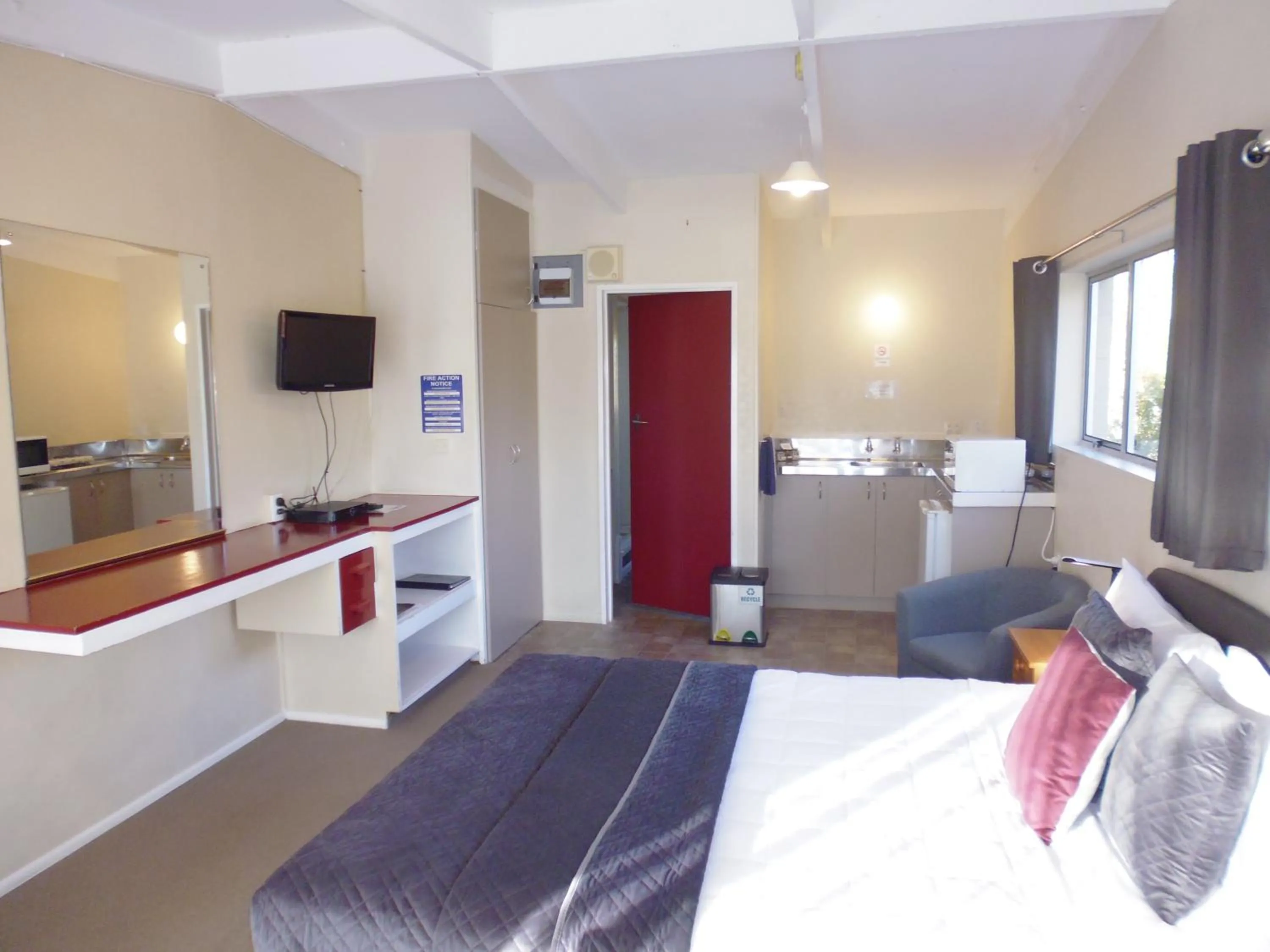 Bedroom, Bed in Spa Lodge Motel