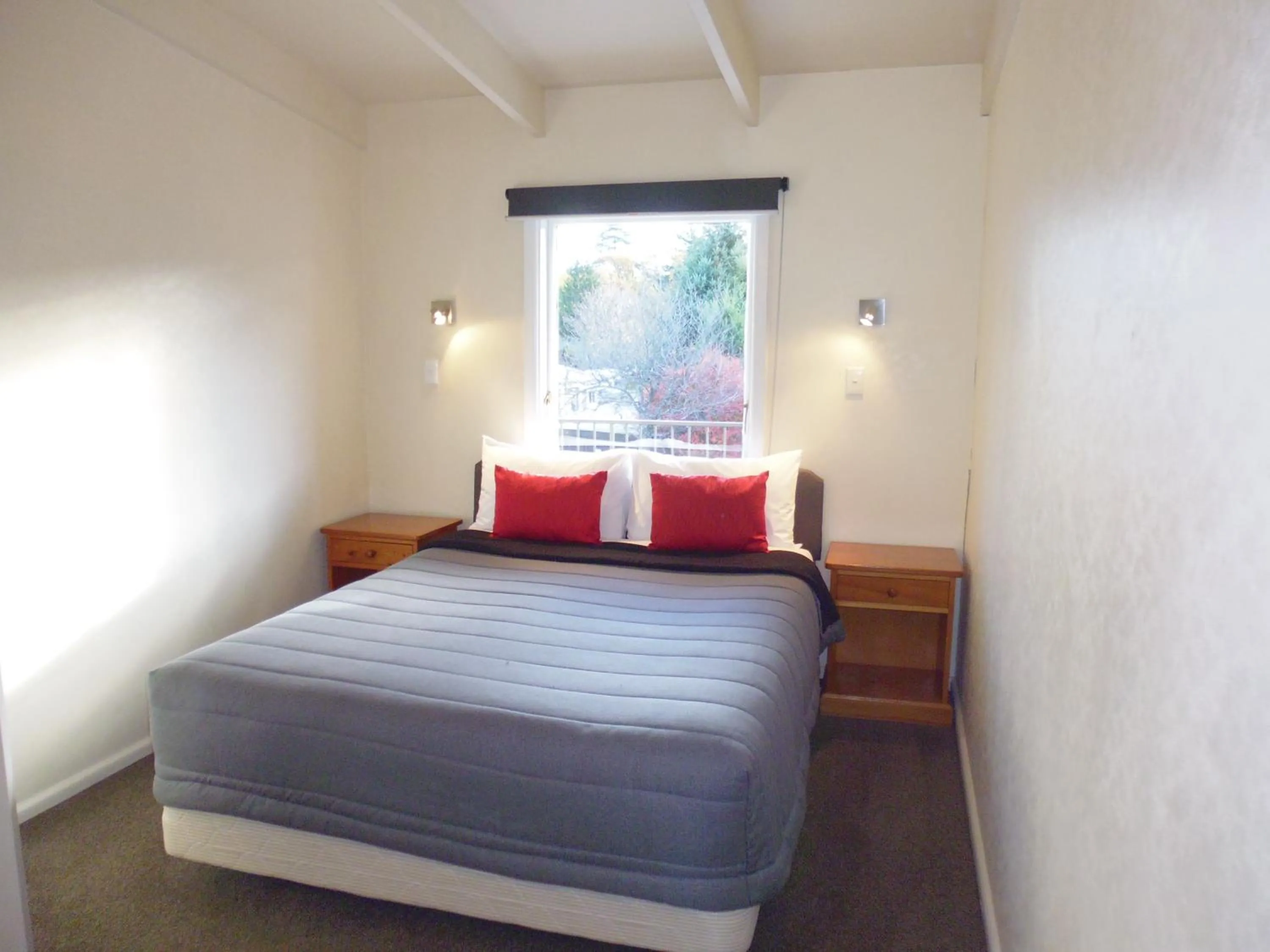 Bedroom, Bed in Spa Lodge Motel