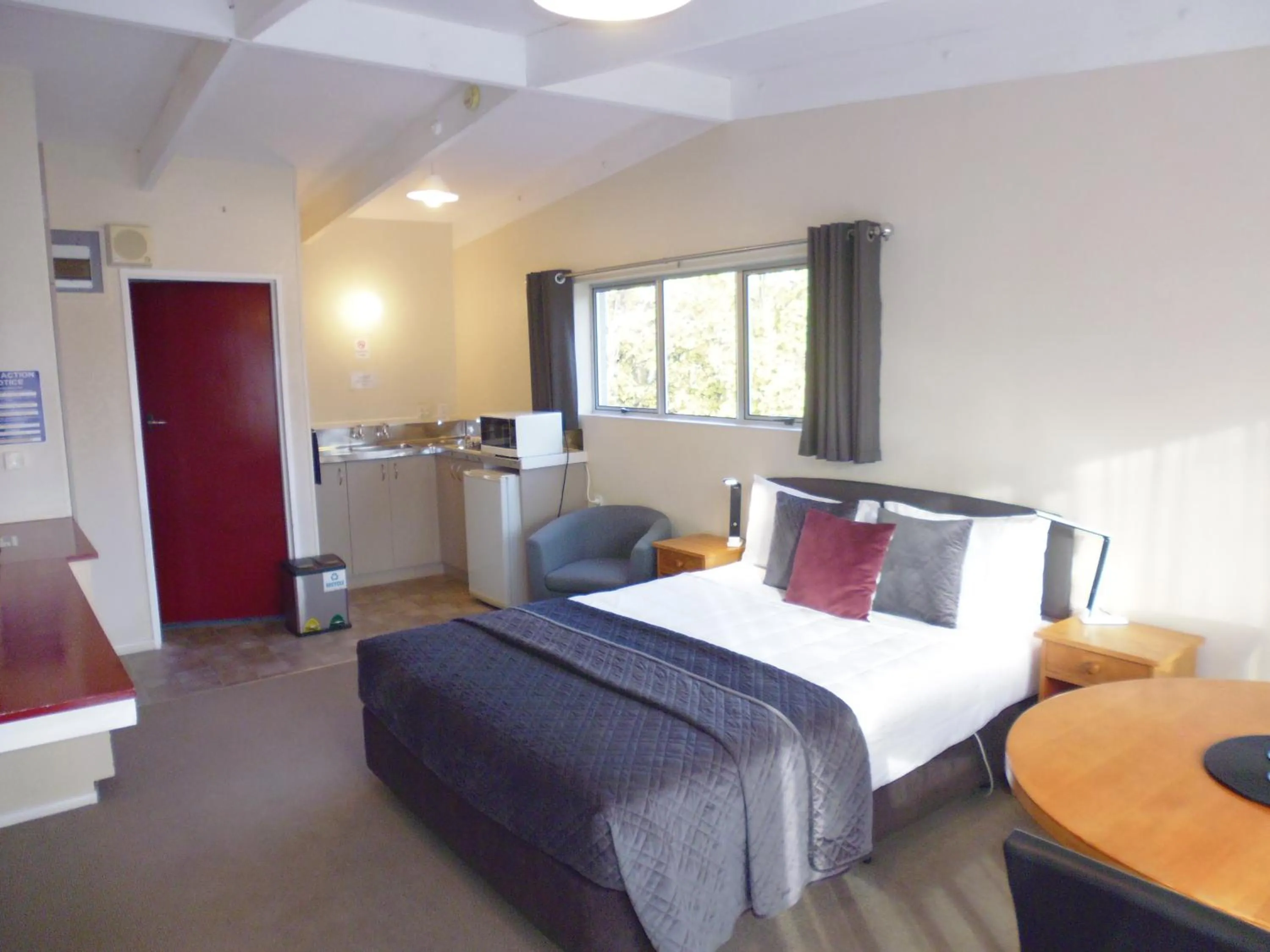 Bedroom, Bed in Spa Lodge Motel