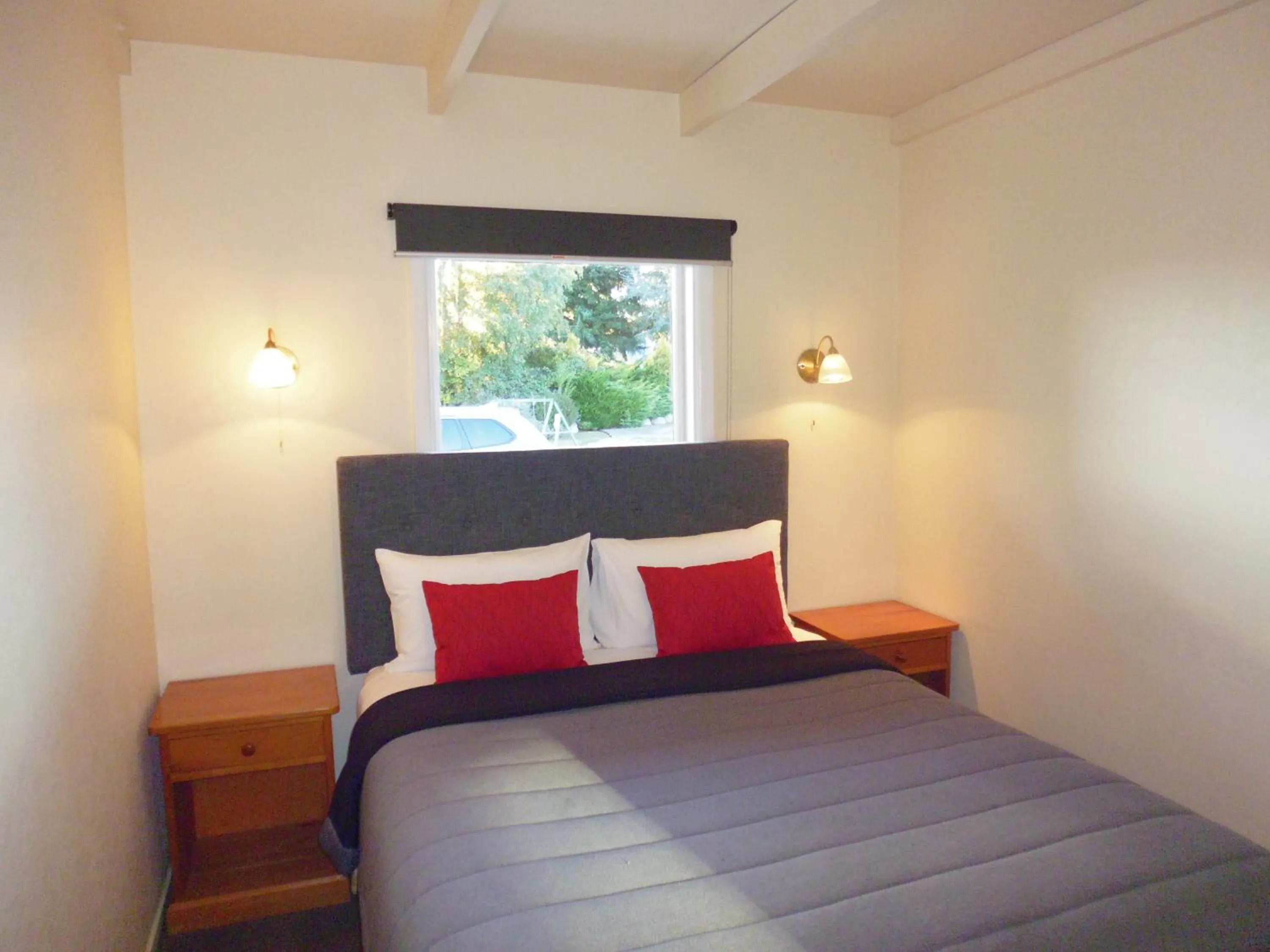 Bedroom, Bed in Spa Lodge Motel