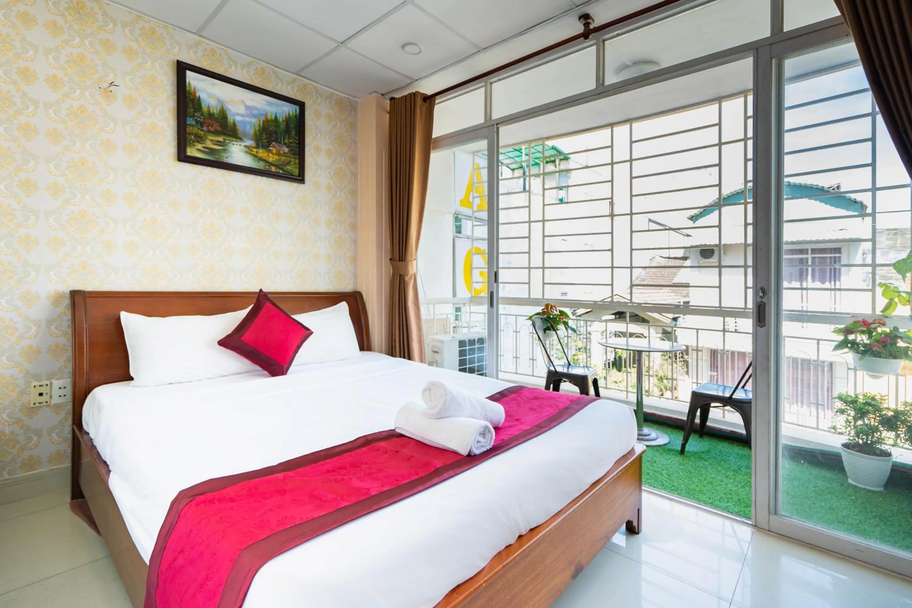 Bed in New York Hotel Pham Ngu Lao