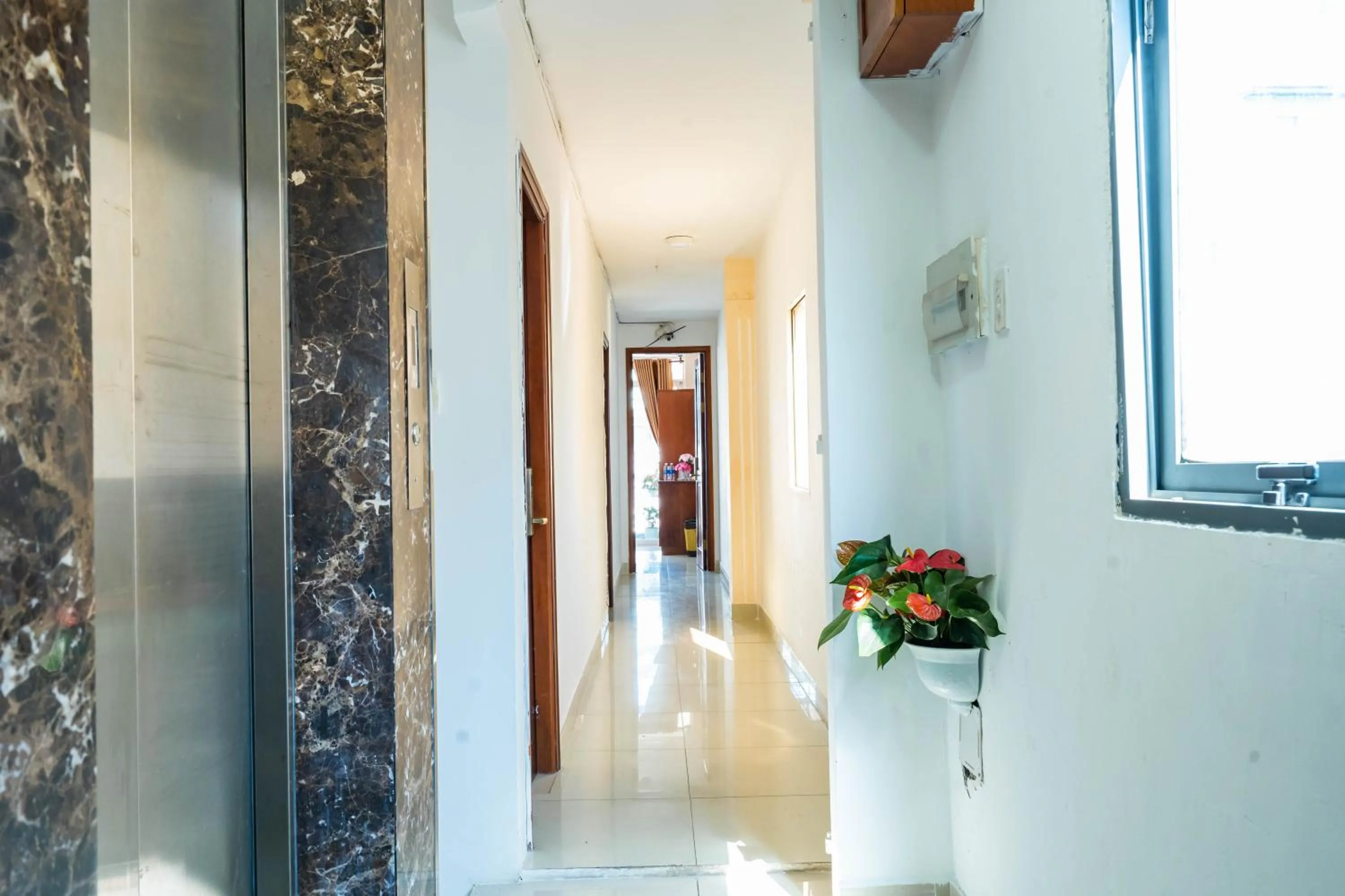 elevator in New York Hotel Pham Ngu Lao