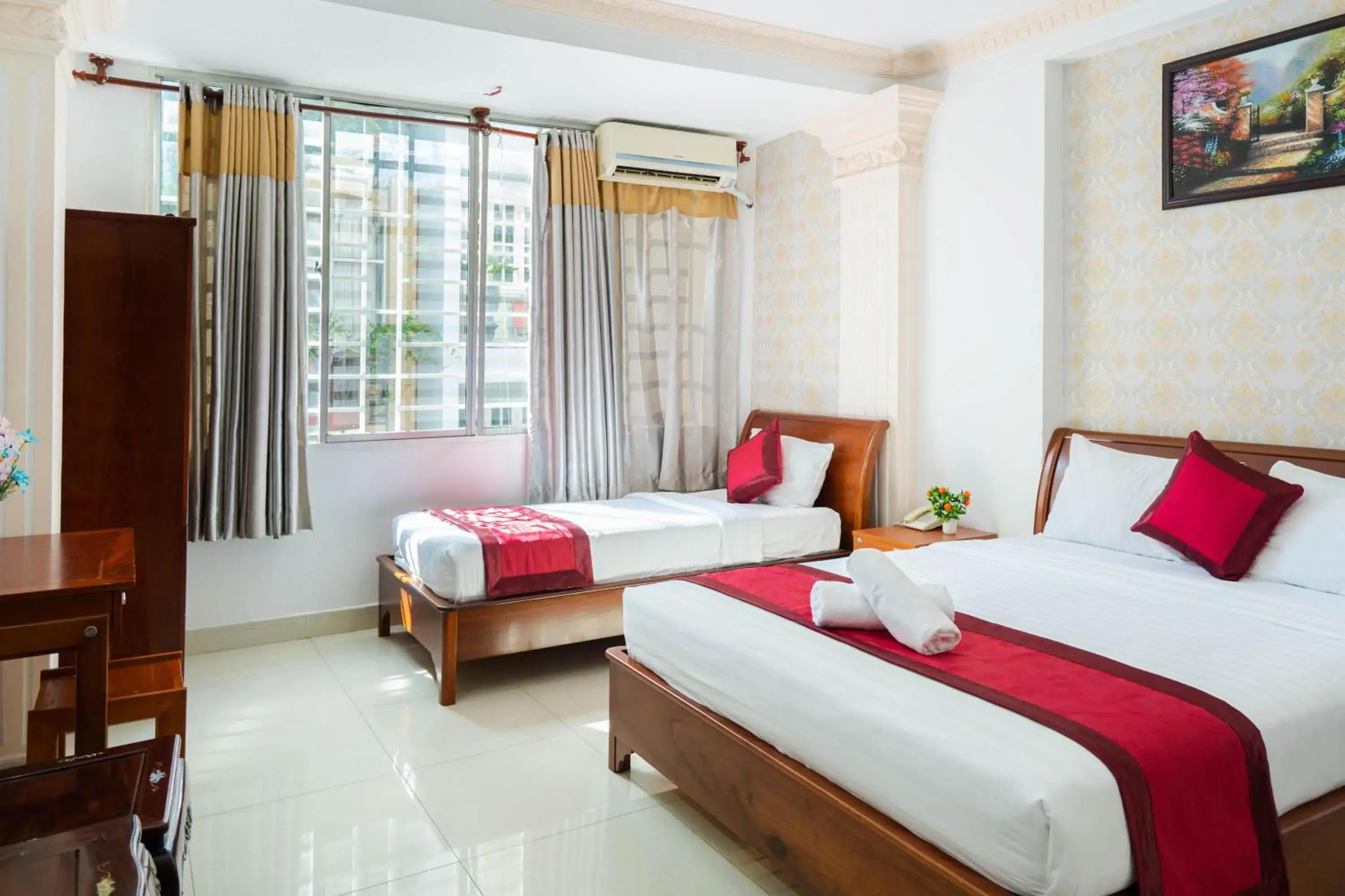 Triple Room with City View in New York Hotel Pham Ngu Lao Triple Room with City View in New York Hotel Pham Ngu Lao