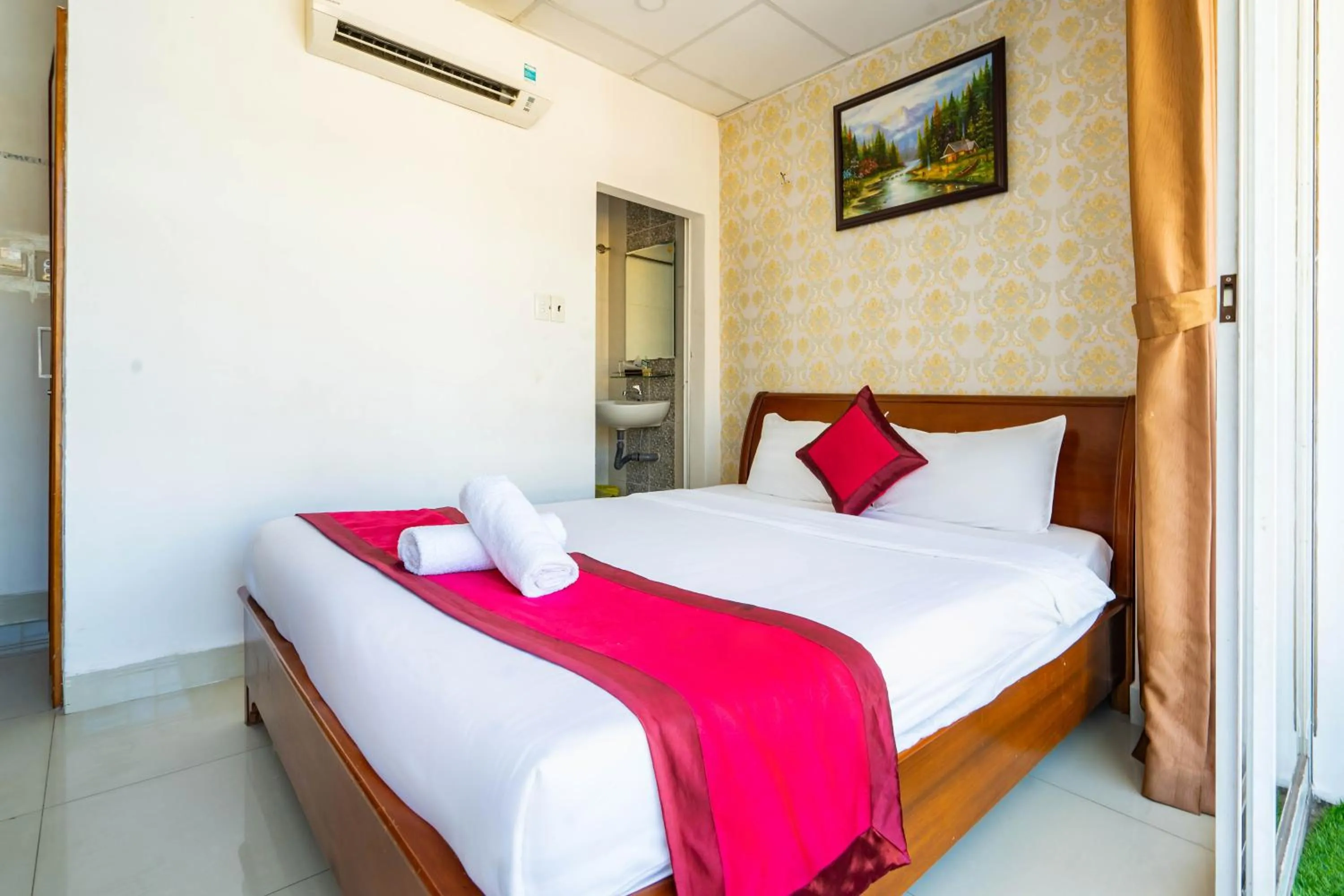 Bed in New York Hotel Pham Ngu Lao