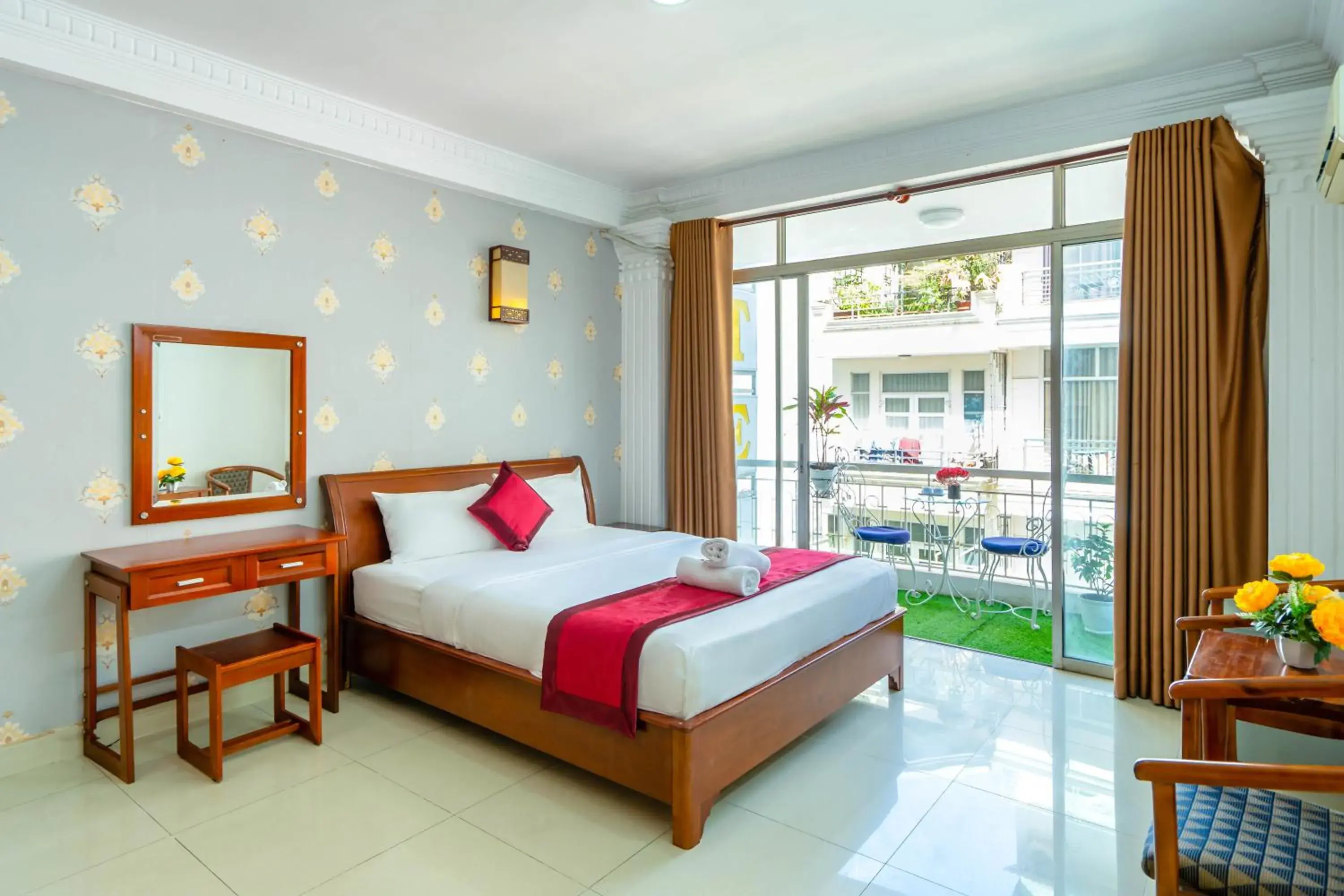 Deluxe King Room in New York Hotel Pham Ngu Lao Deluxe King Room in New York Hotel Pham Ngu Lao