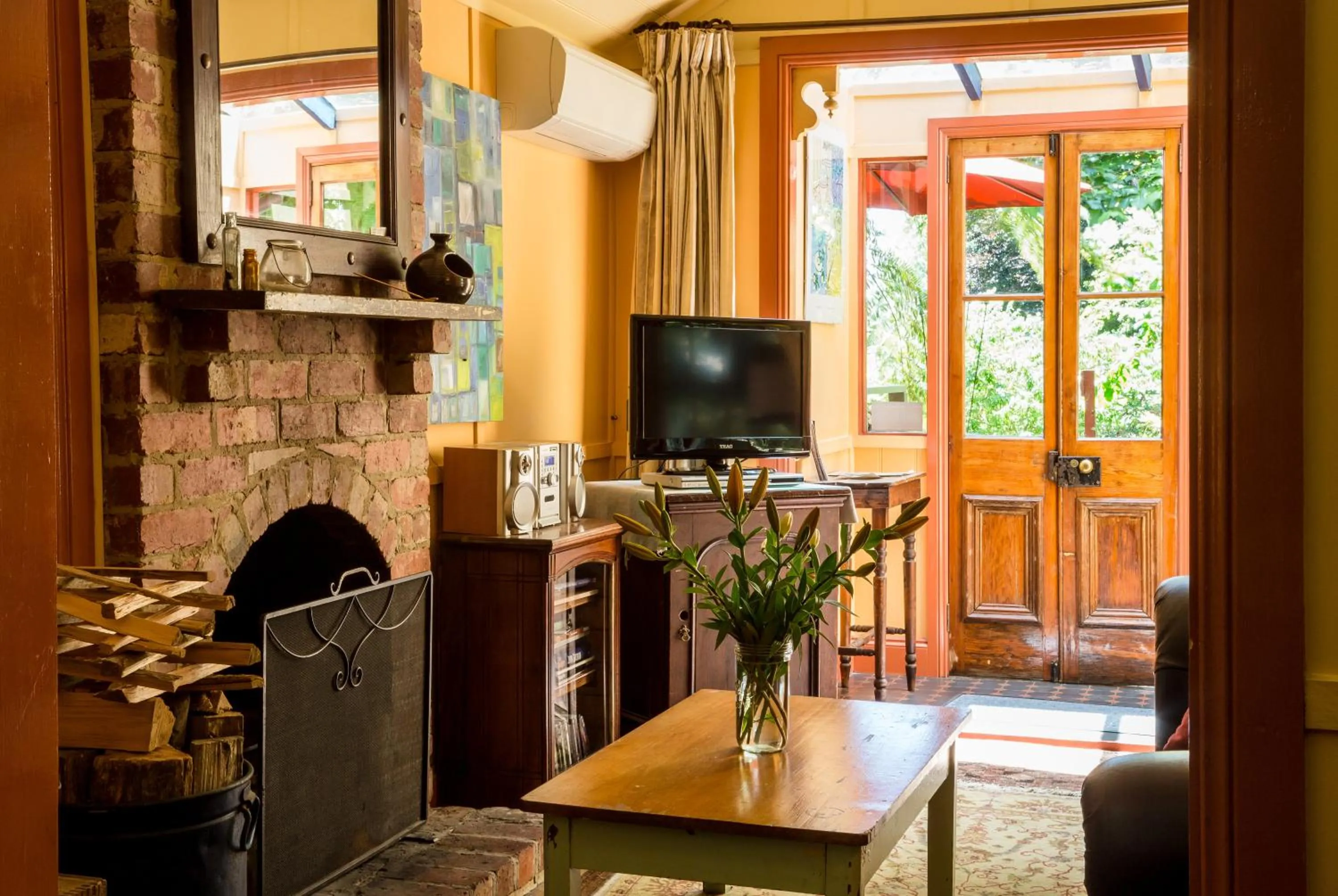 Living room in Como Cottage Accommodation
