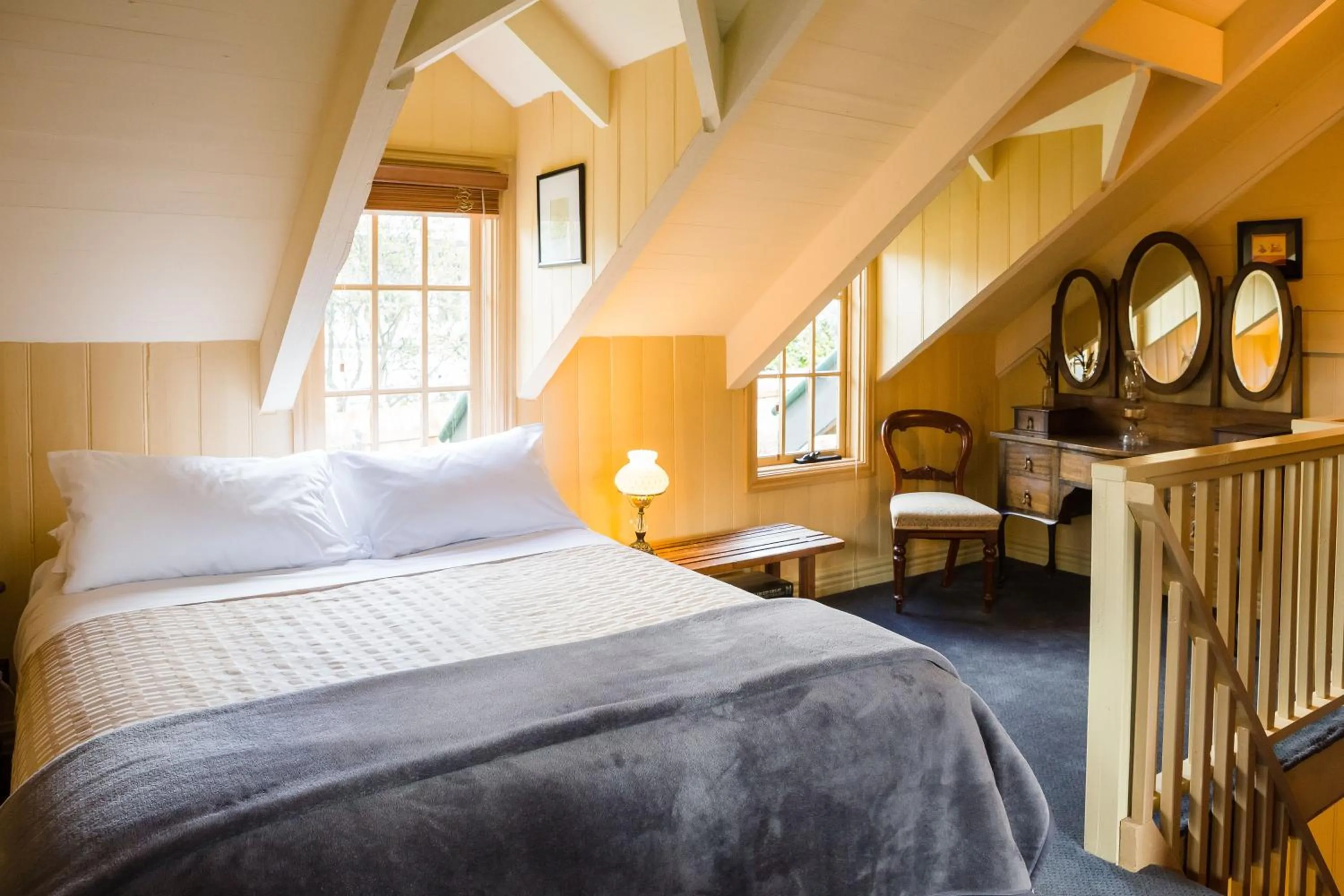 Two-Bedroom Cottage with Spa Bath in Como Cottage Accommodation