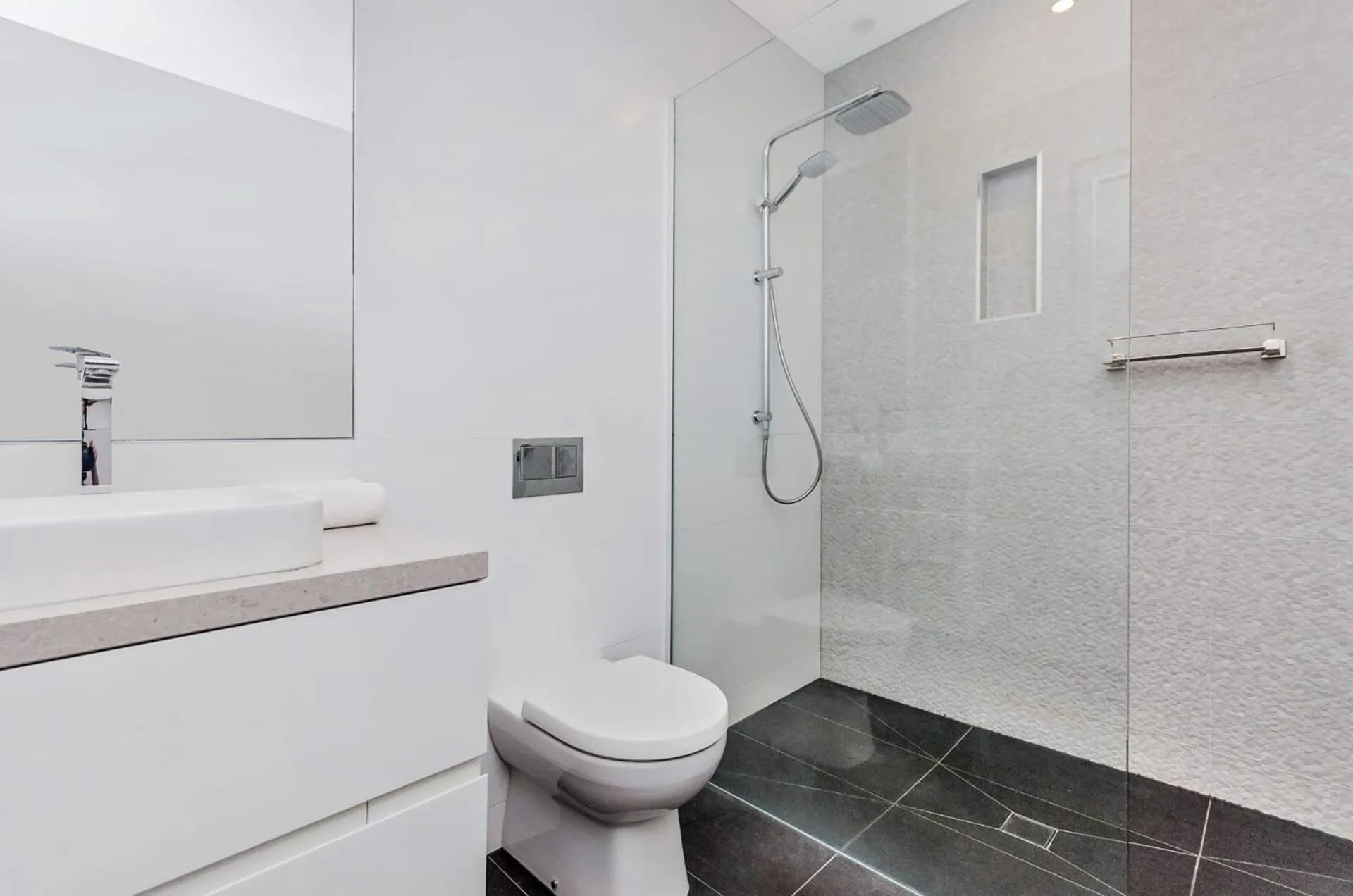 Shower in Absolute
