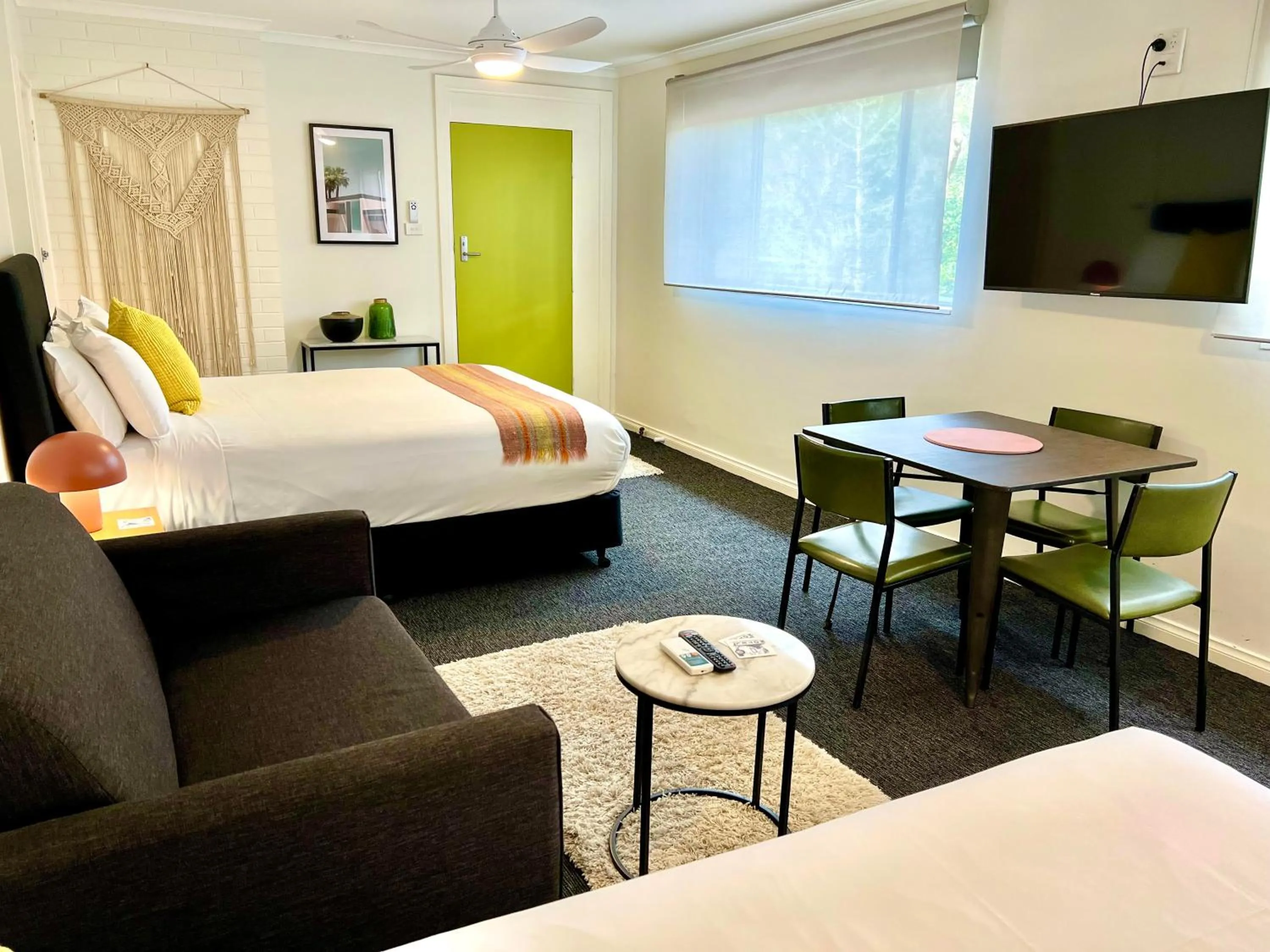 Seating area, Bed in Warburton Motel