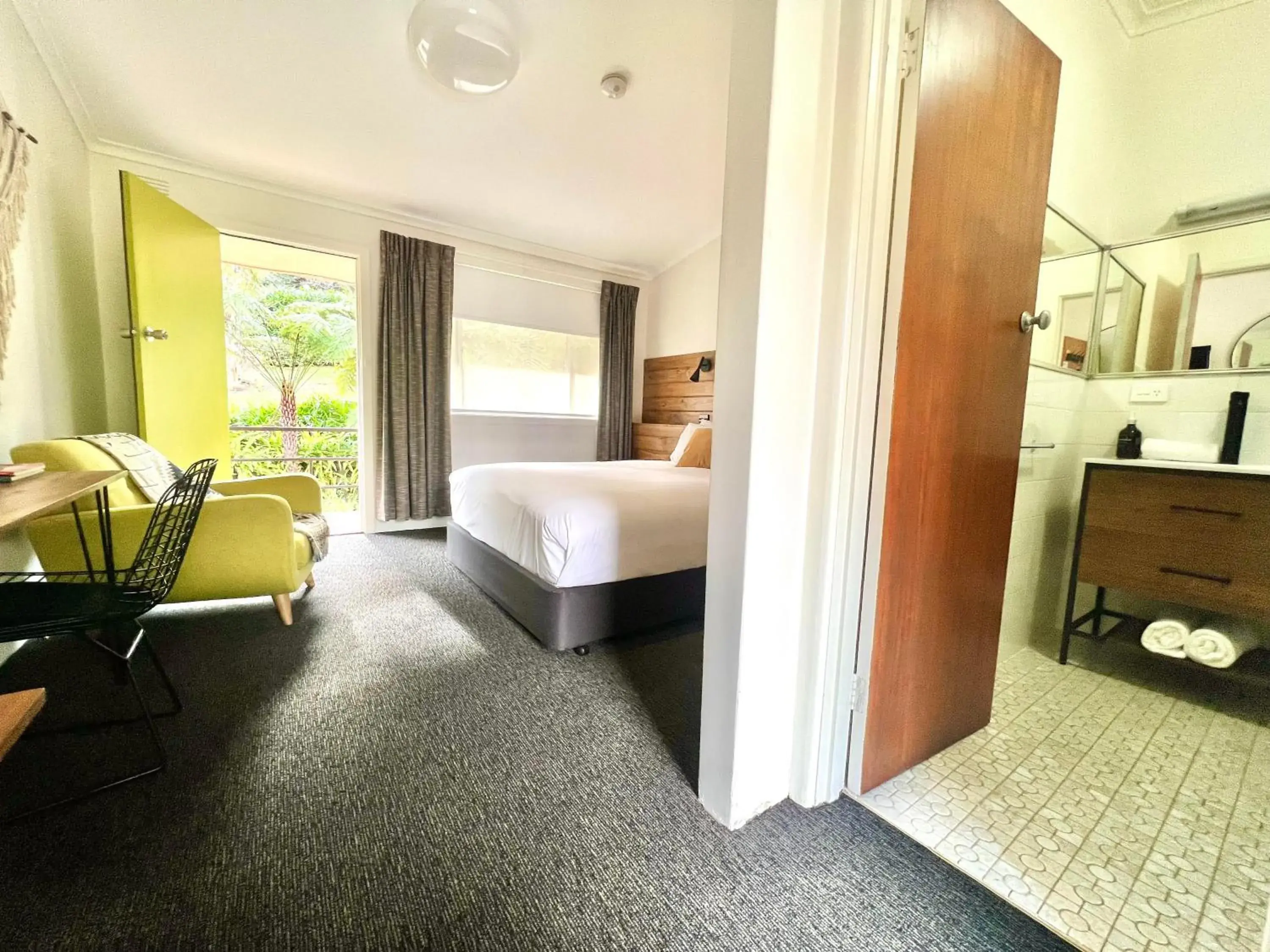 Superior Queen Room in Warburton Motel Superior Queen Room in Warburton Motel