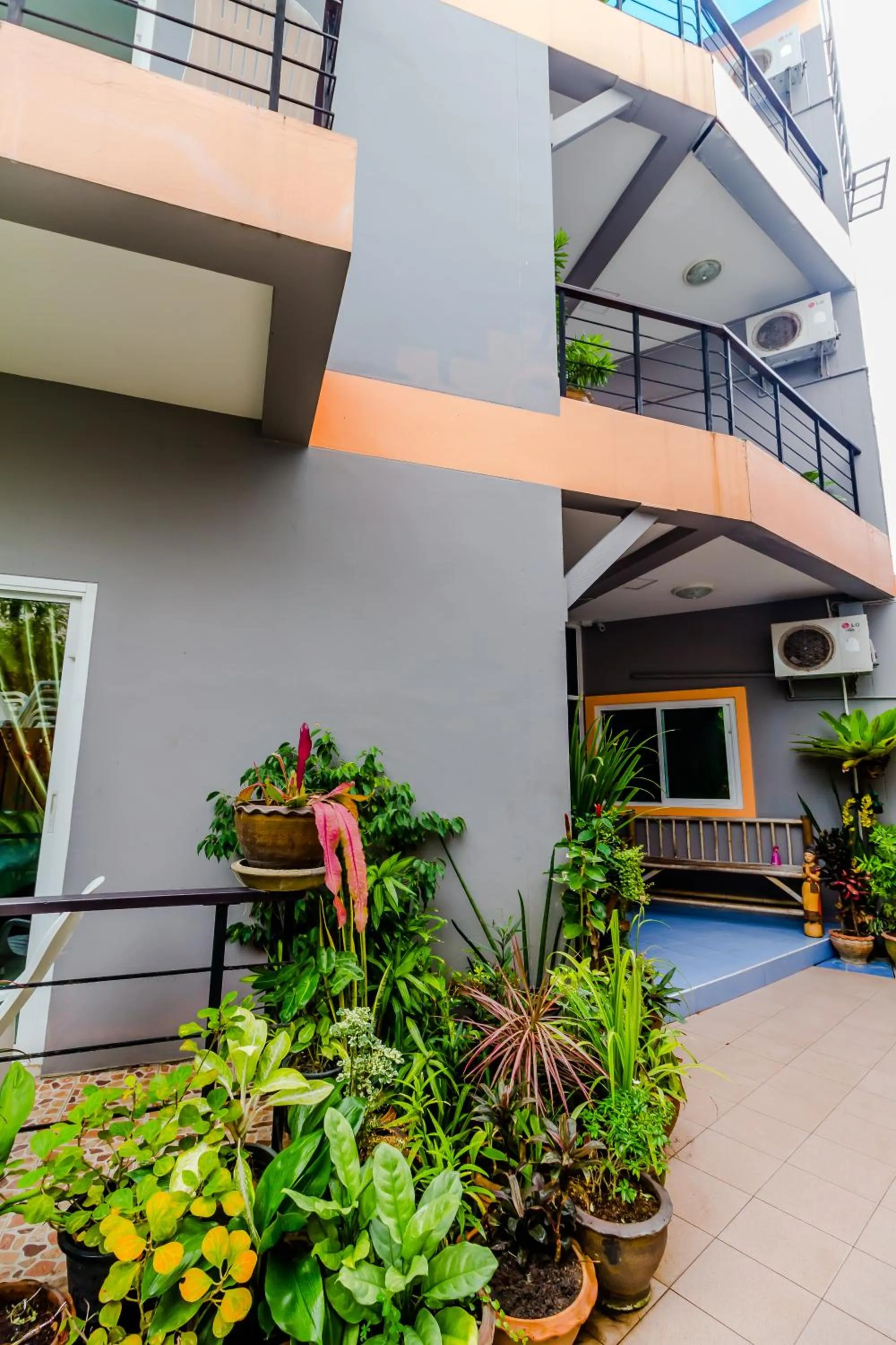 Balcony/Terrace in Baan Yuyen Karon Guesthouse