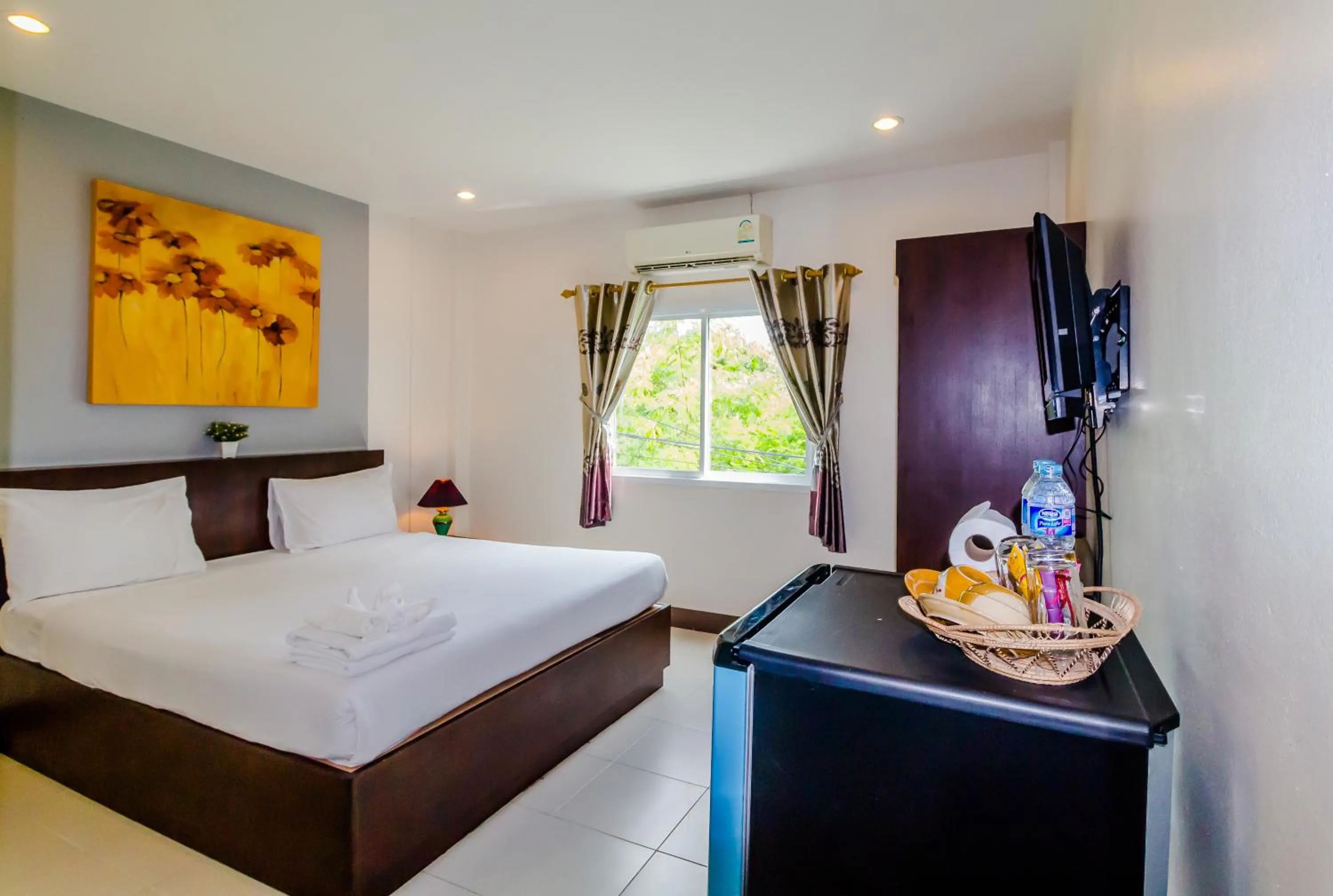 Coffee/tea facilities, Bed in Baan Yuyen Karon Guesthouse