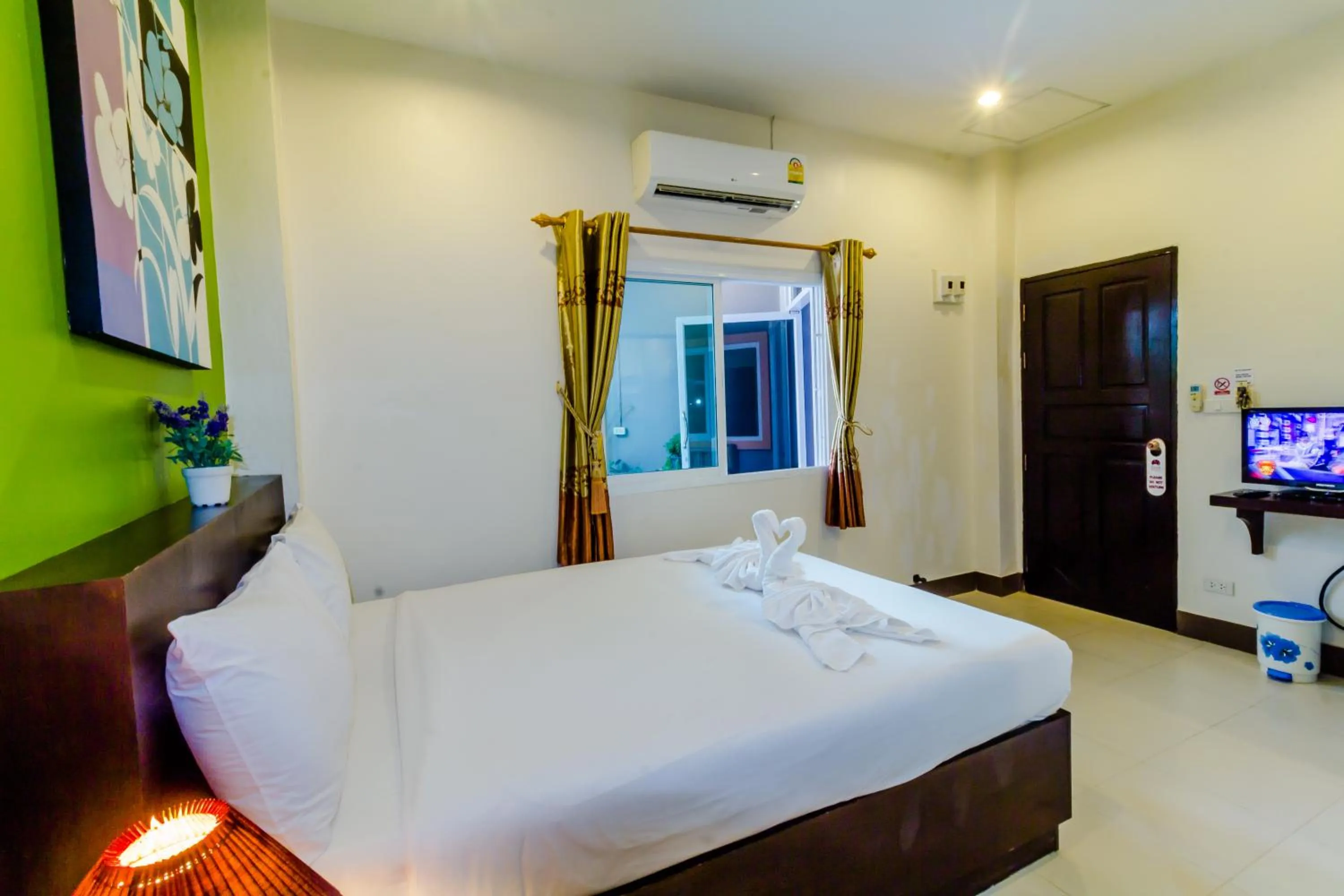 TV and multimedia, Bed in Baan Yuyen Karon Guesthouse
