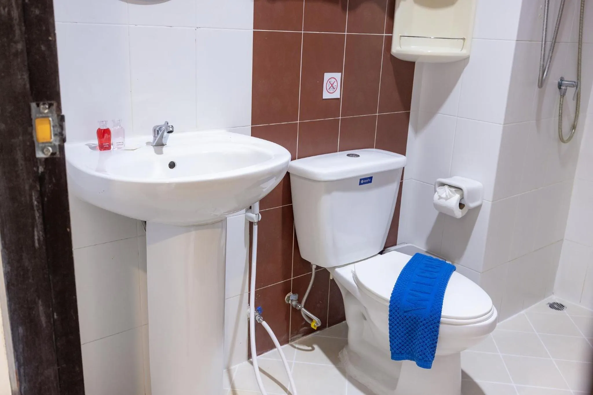 Toilet in Baan Yuyen Karon Guesthouse