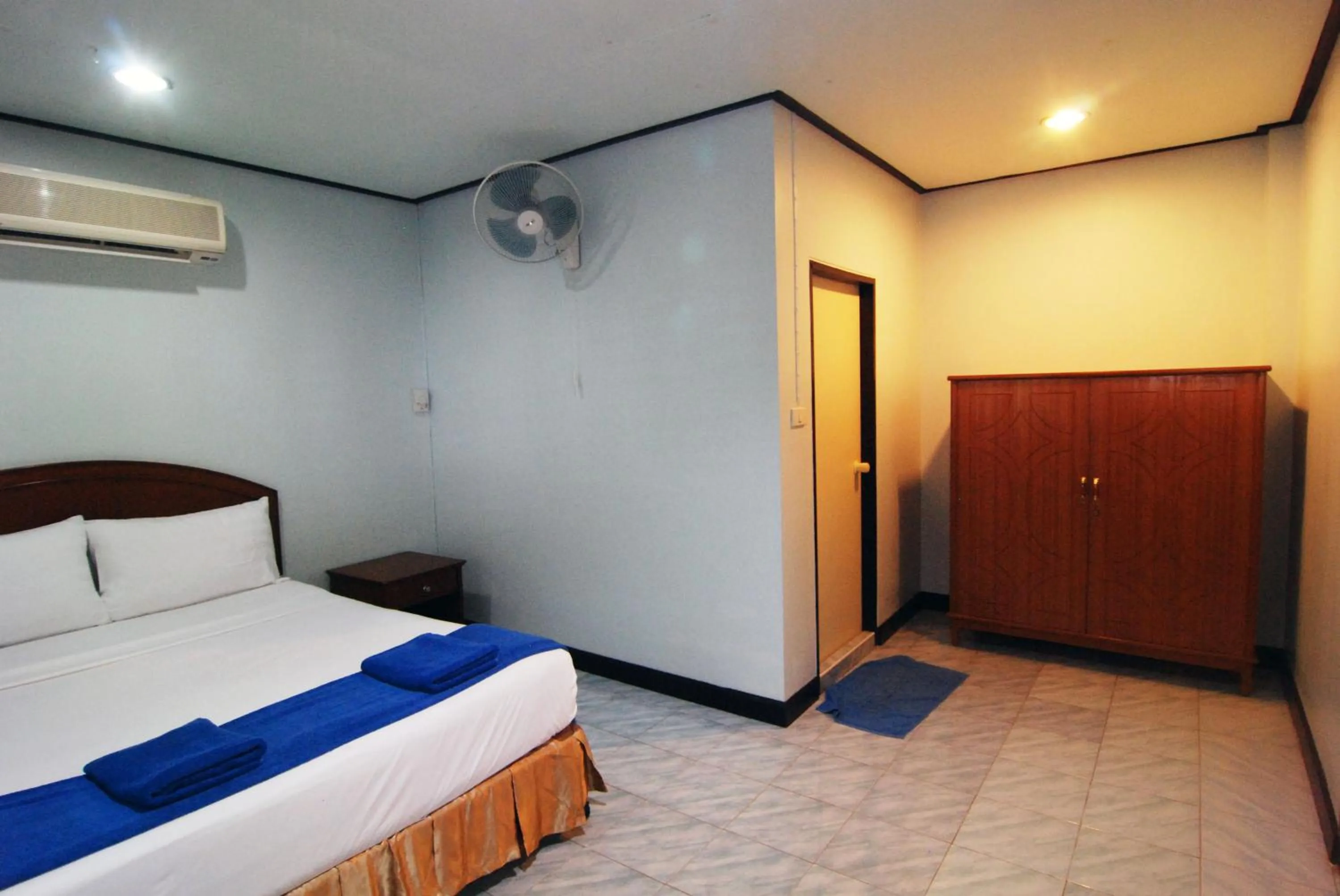 Photo of the whole room, Bed in Lanta Coral Beach Resort