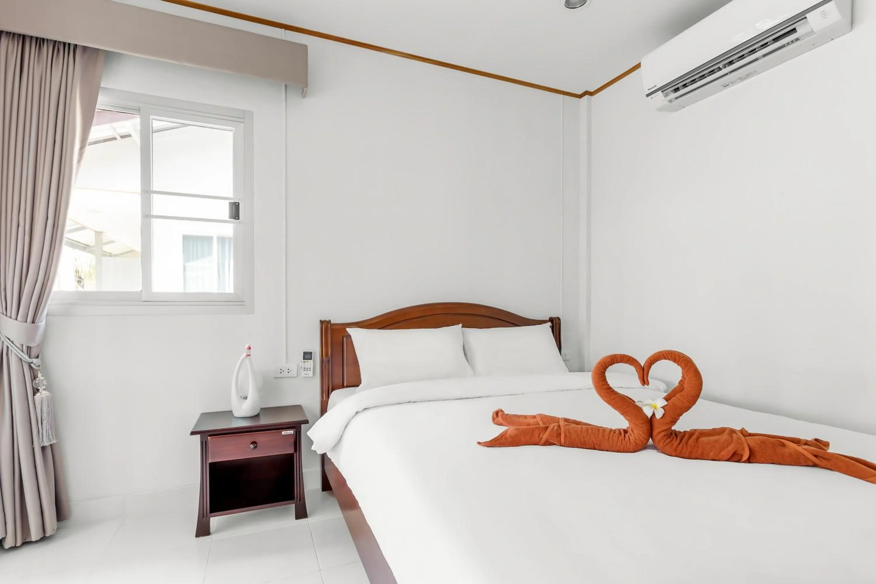 Bed in Lanta Coral Beach Resort