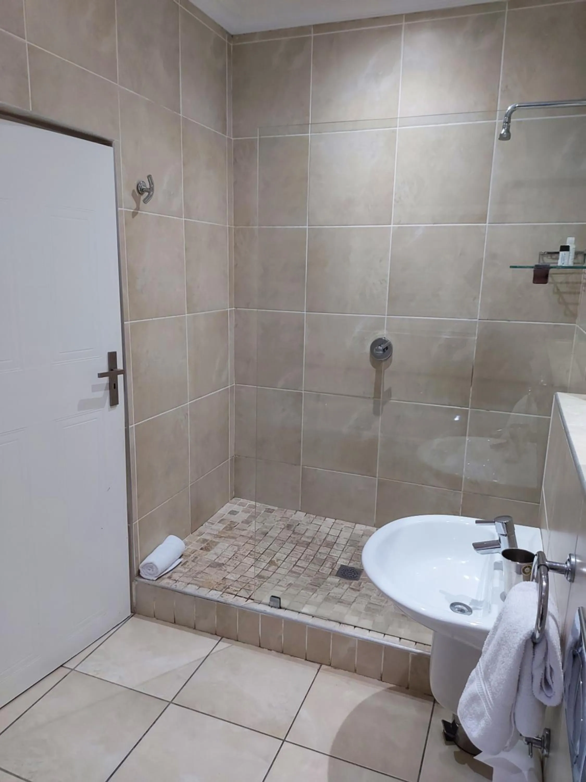 Shower in The Hampton Exclusive Guesthouse