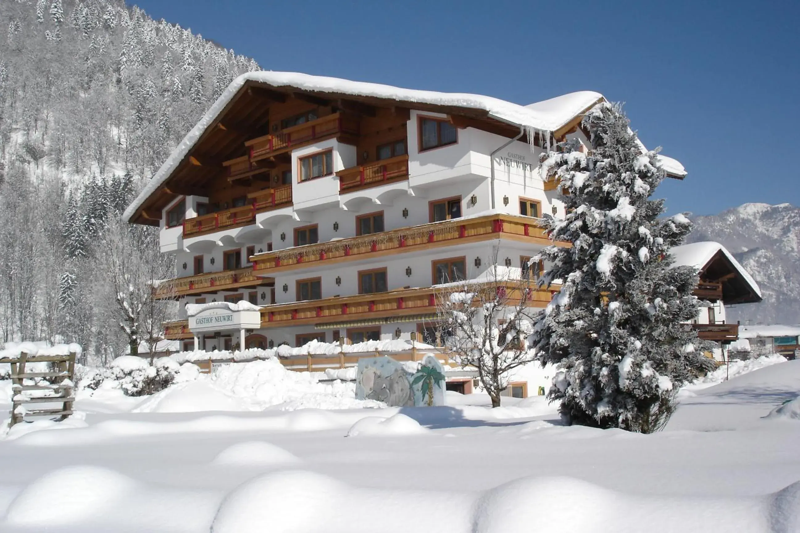 Facade/entrance, Winter in Hotel Neuwirt