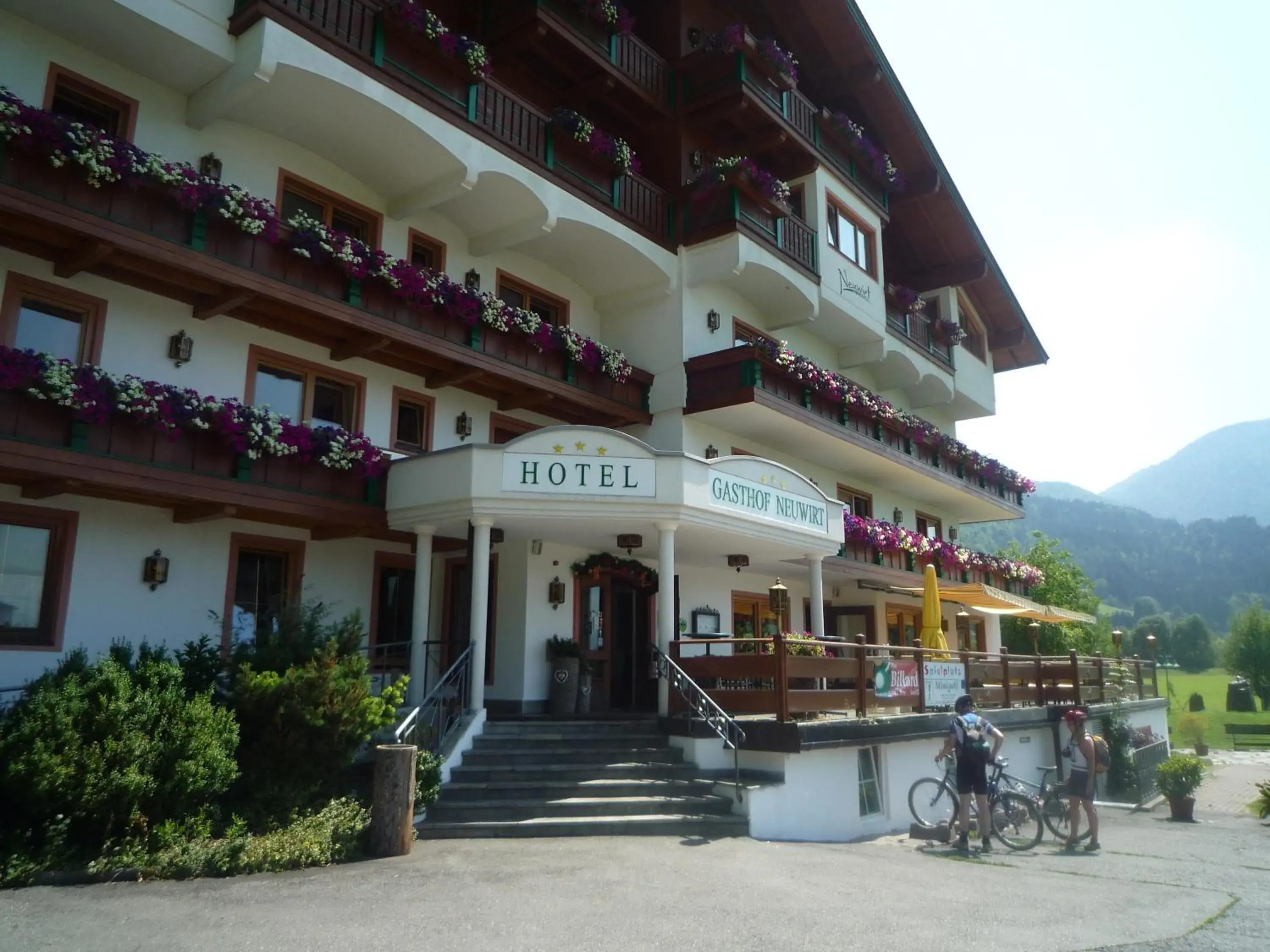 Facade/entrance, Property Building in Hotel Neuwirt
